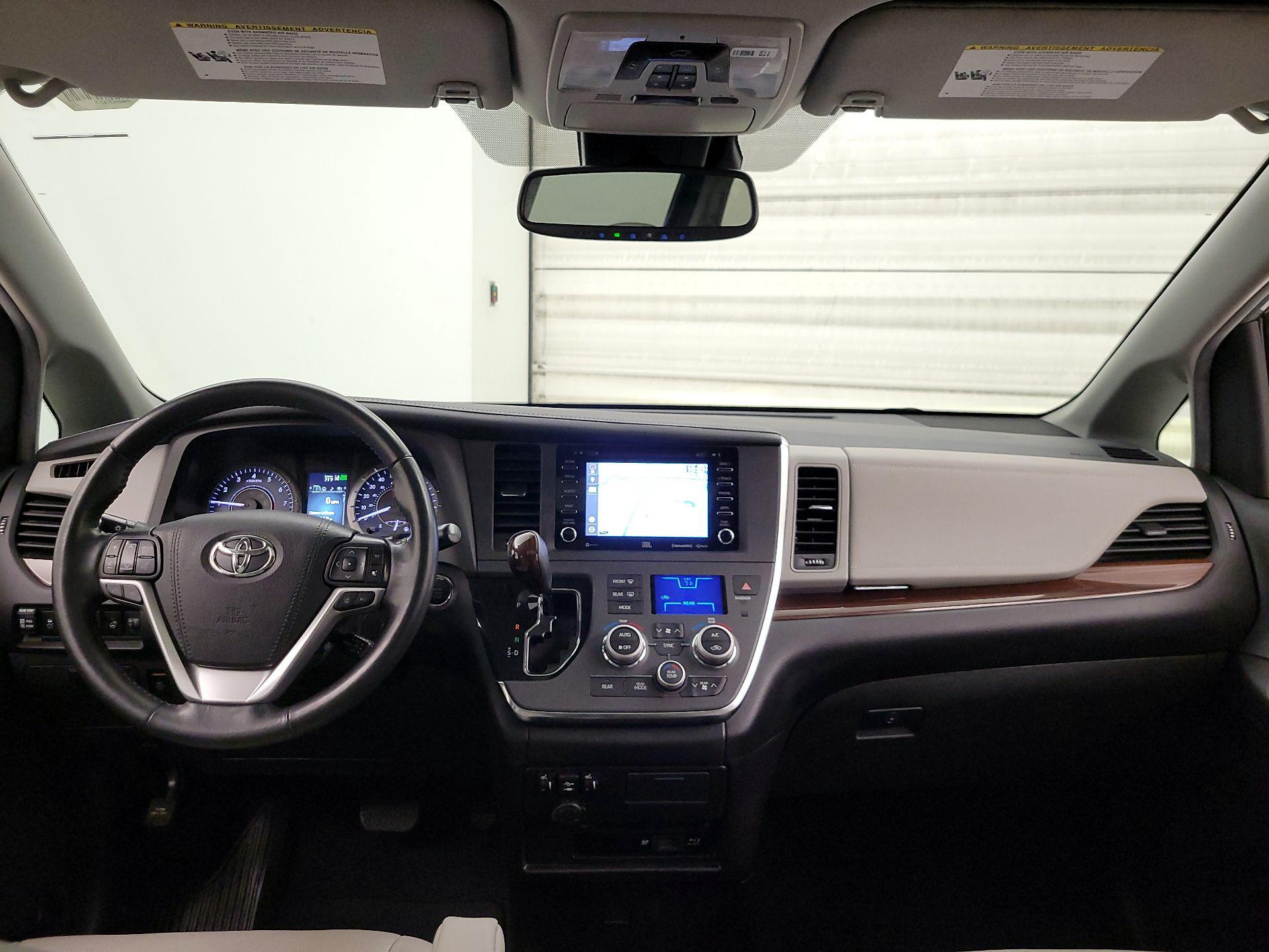 Thumbnail: 2019 Toyota Sienna - 9