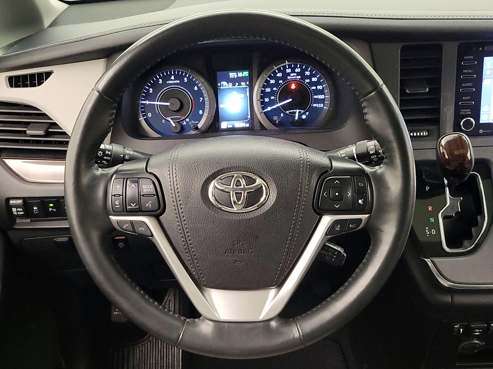 Thumbnail: 2019 Toyota Sienna - 10