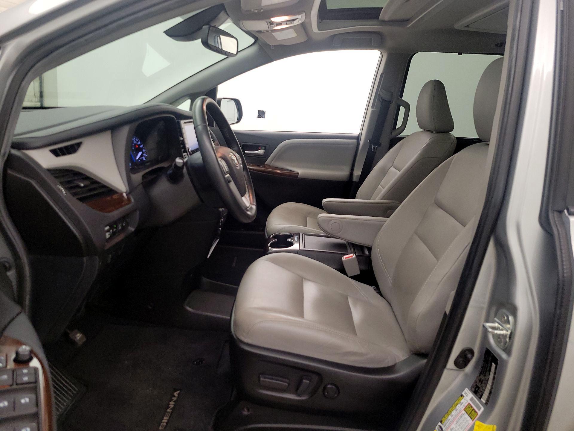 Thumbnail: 2019 Toyota Sienna - 11