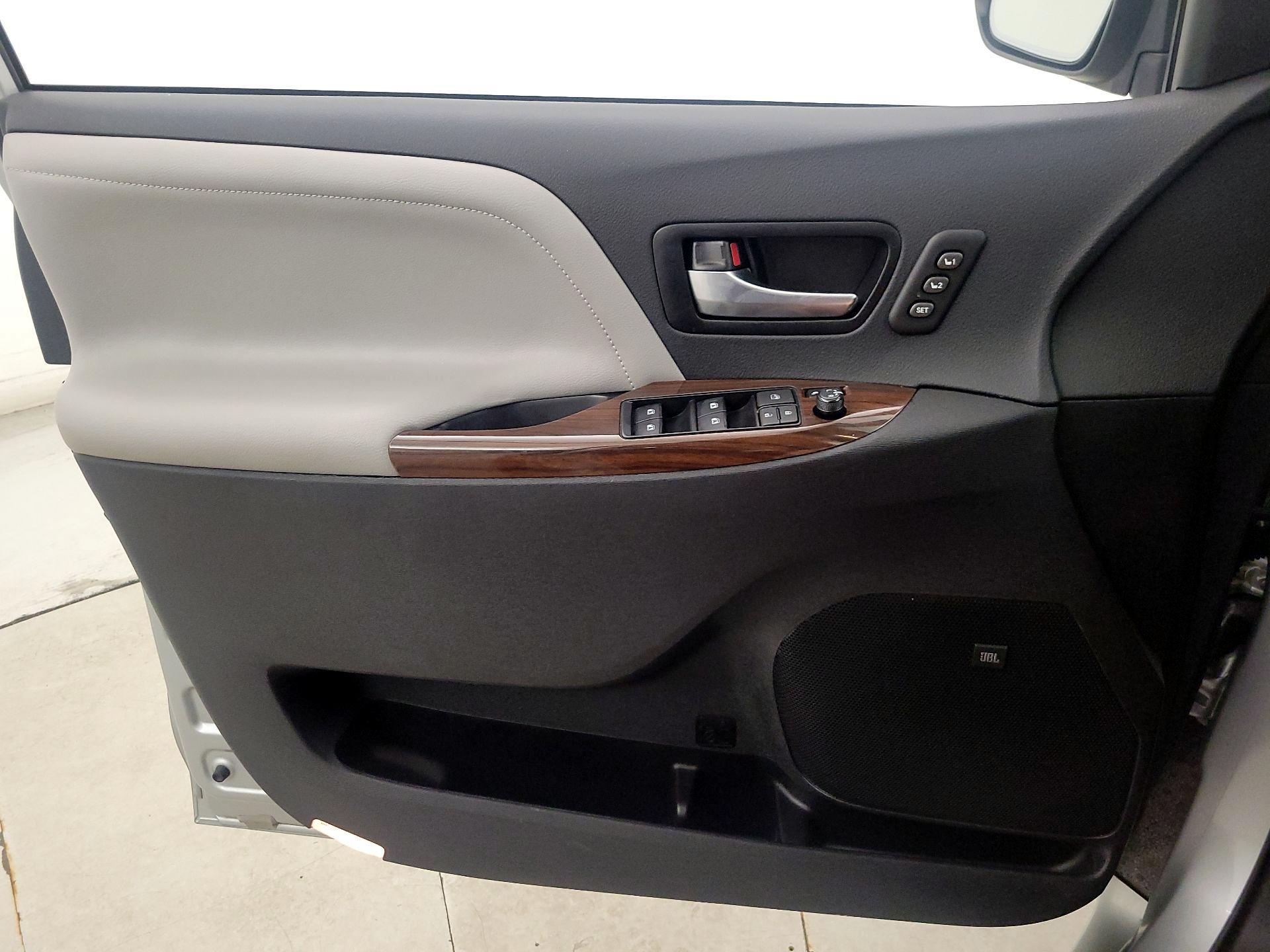 Thumbnail: 2019 Toyota Sienna - 12