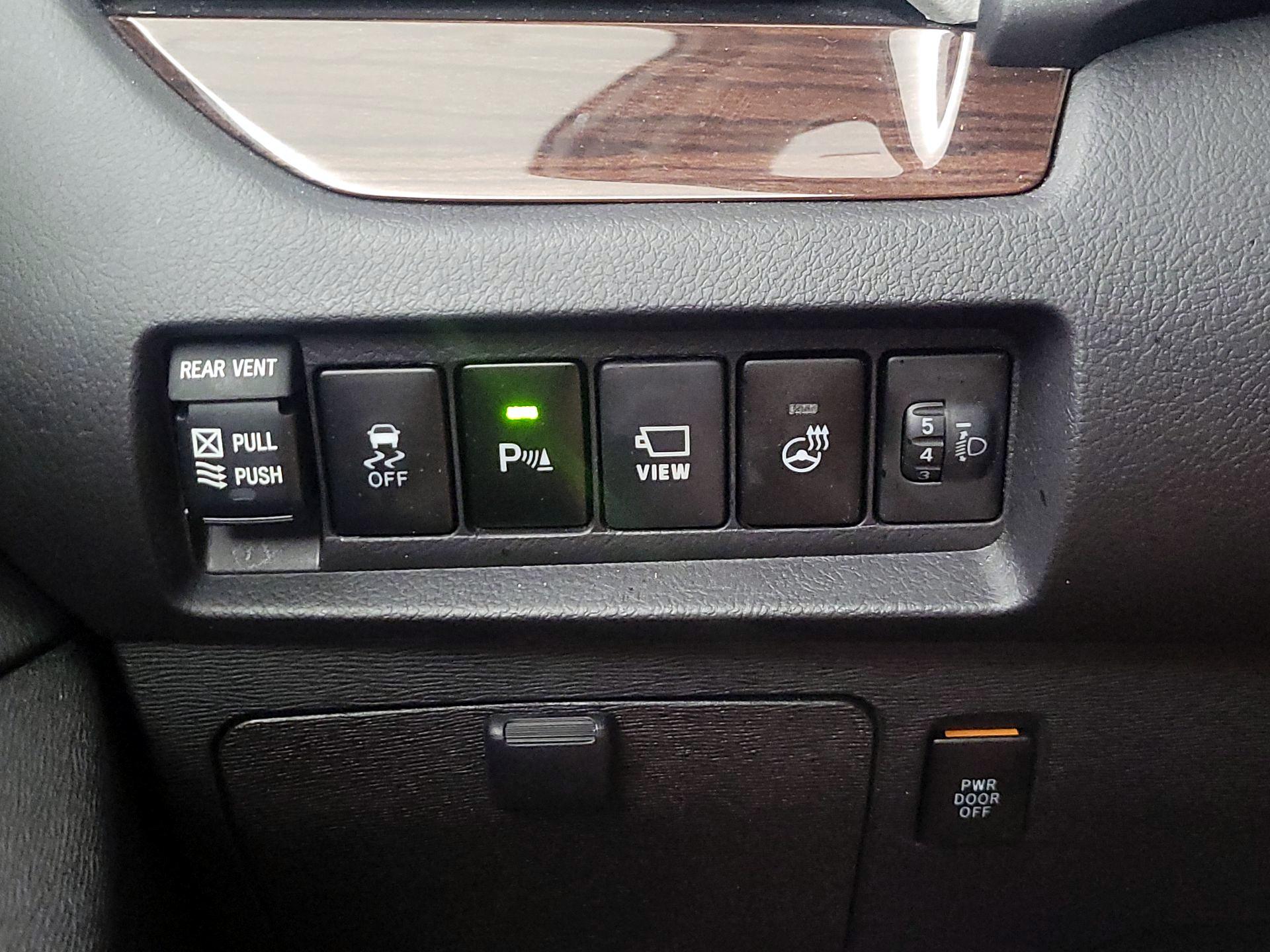 Thumbnail: 2019 Toyota Sienna - 13
