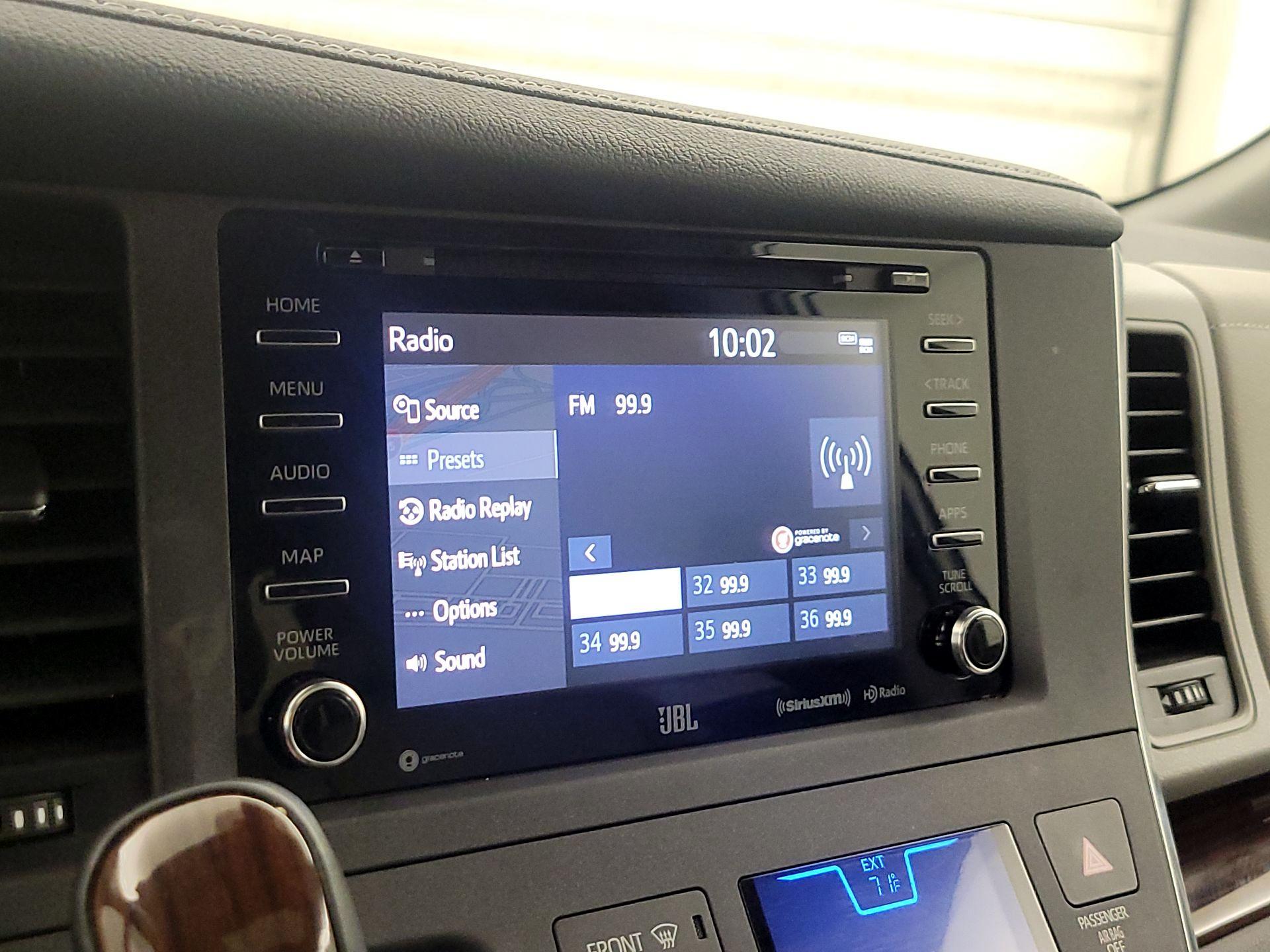 Thumbnail: 2019 Toyota Sienna - 16