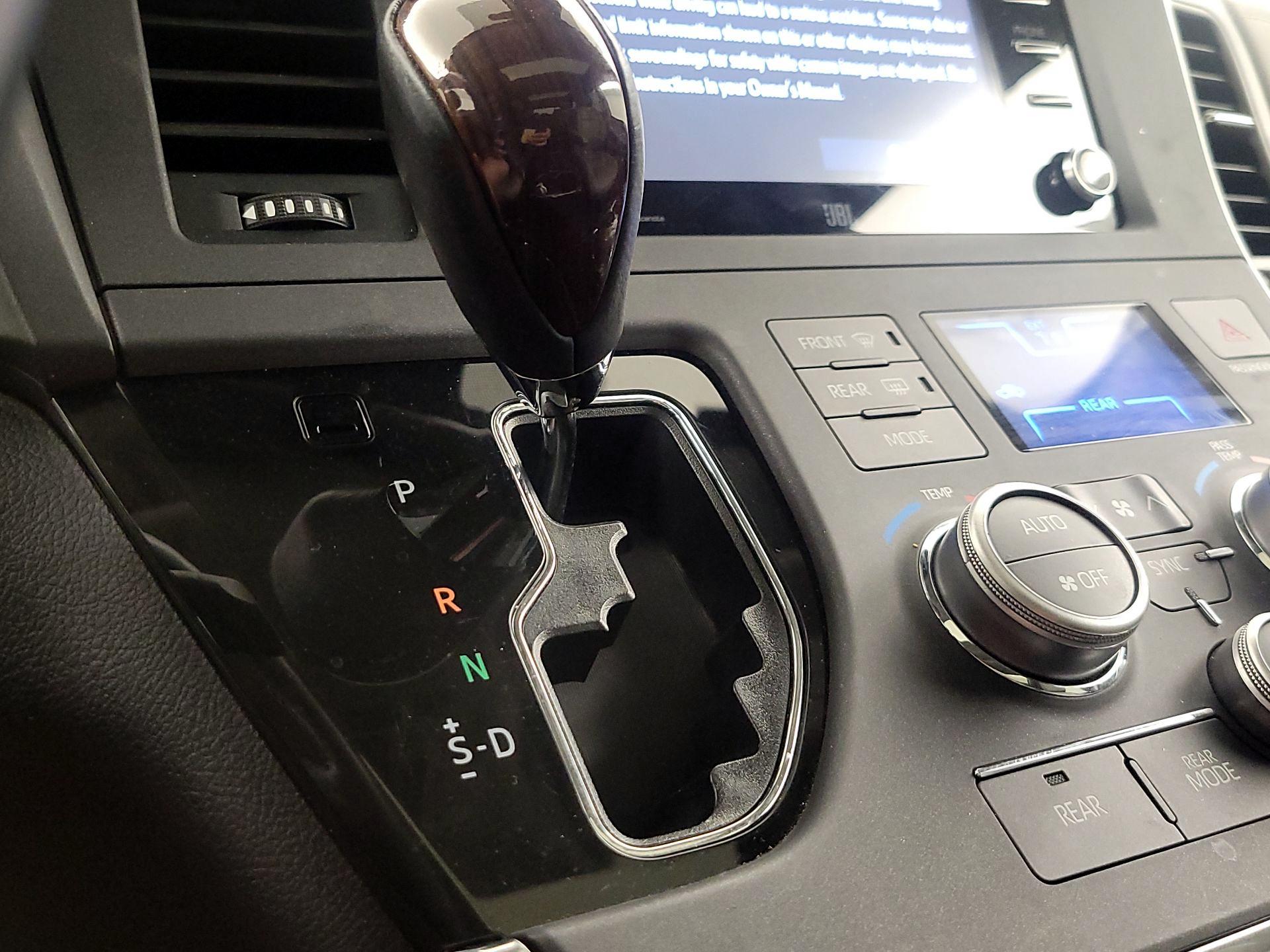 Thumbnail: 2019 Toyota Sienna - 18