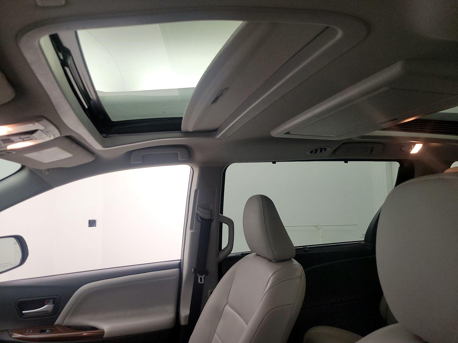 Thumbnail: 2019 Toyota Sienna - 20
