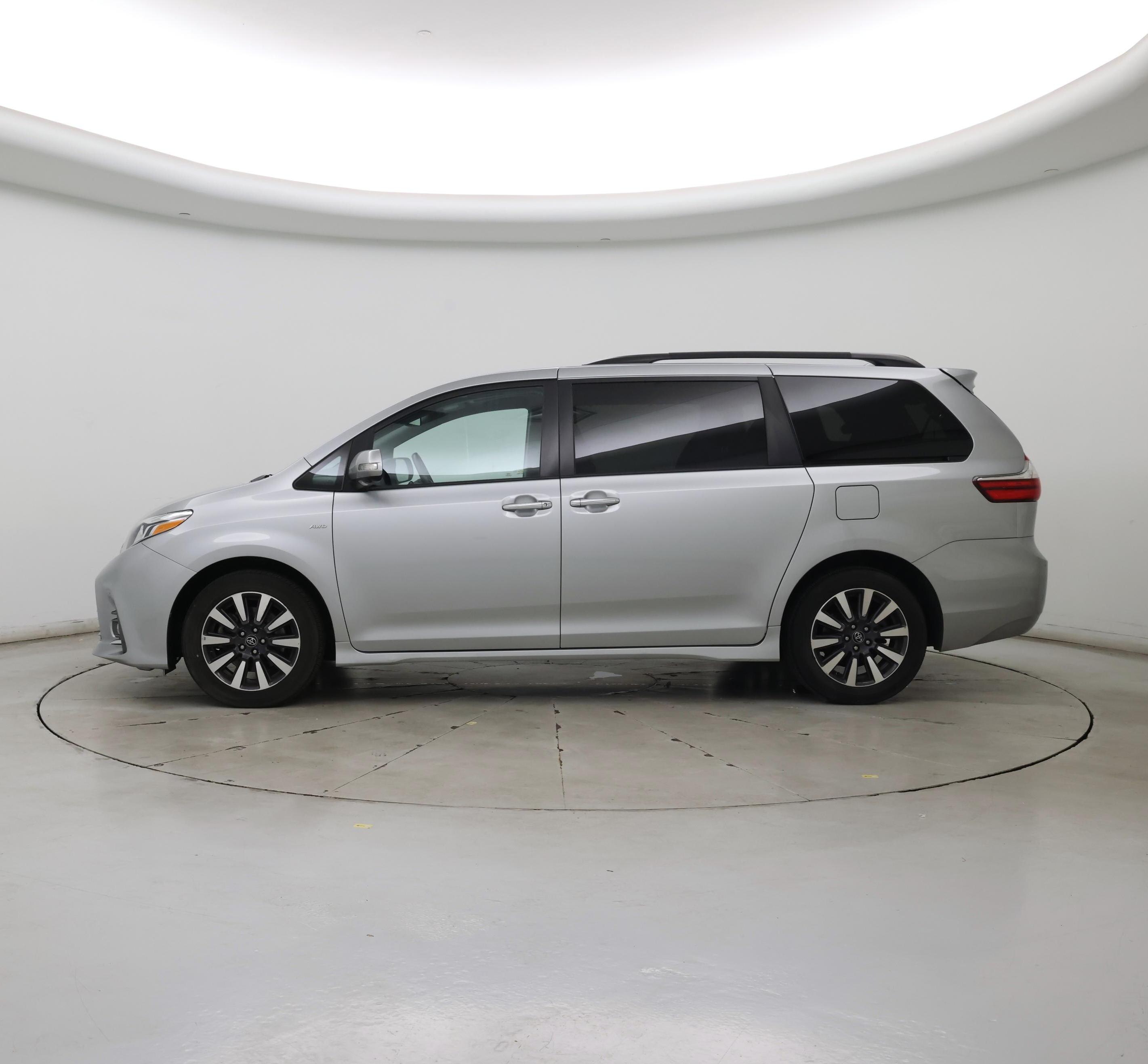 Thumbnail: 2019 Toyota Sienna - 3