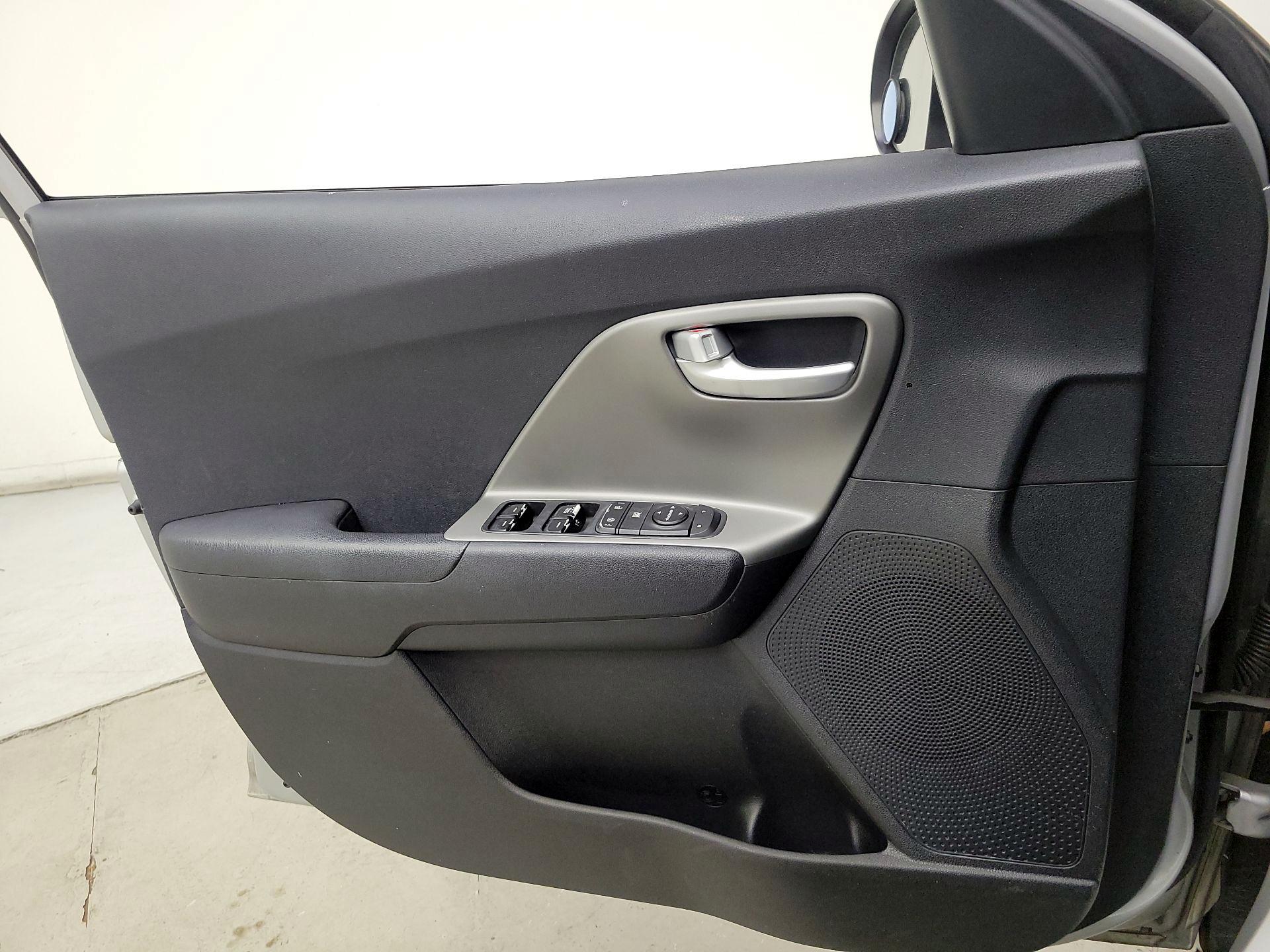 Thumbnail: 2019 Kia Niro - 12