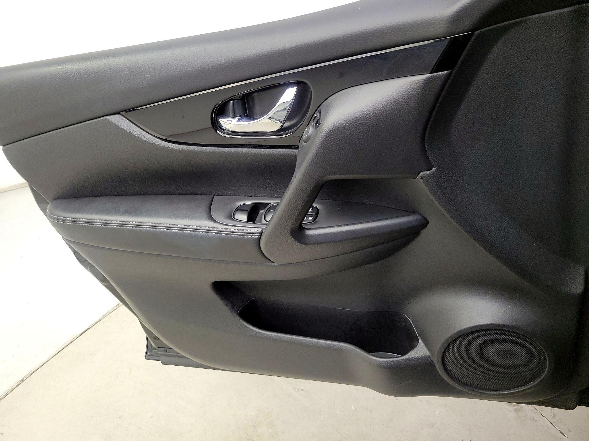 Thumbnail: 2020 Nissan Rogue Sport - 12