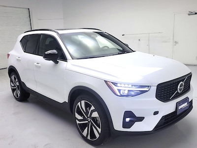 2024 Volvo XC40 B5 Ultimate Dark Theme