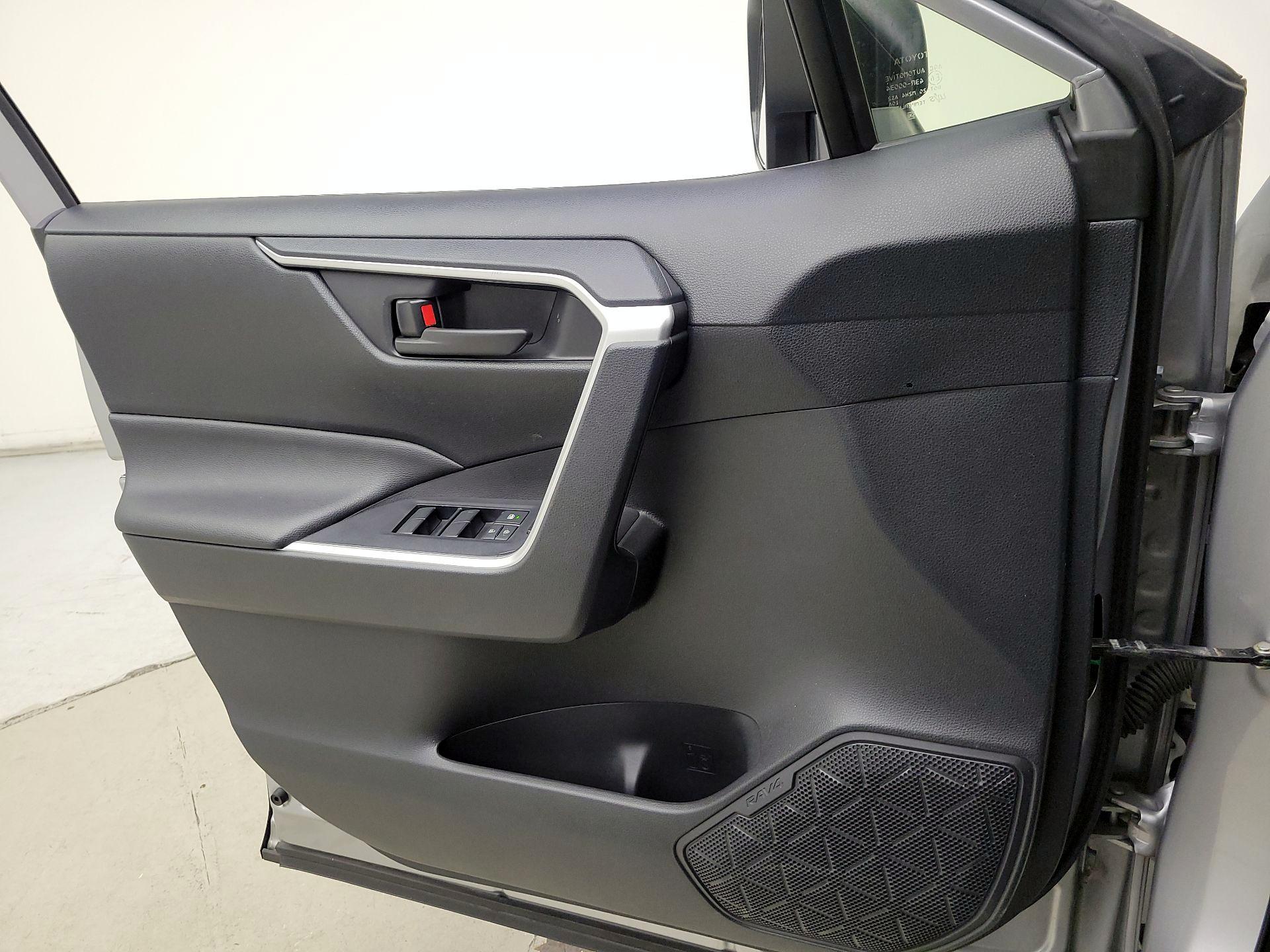 Thumbnail: 2019 Toyota RAV4 - 12