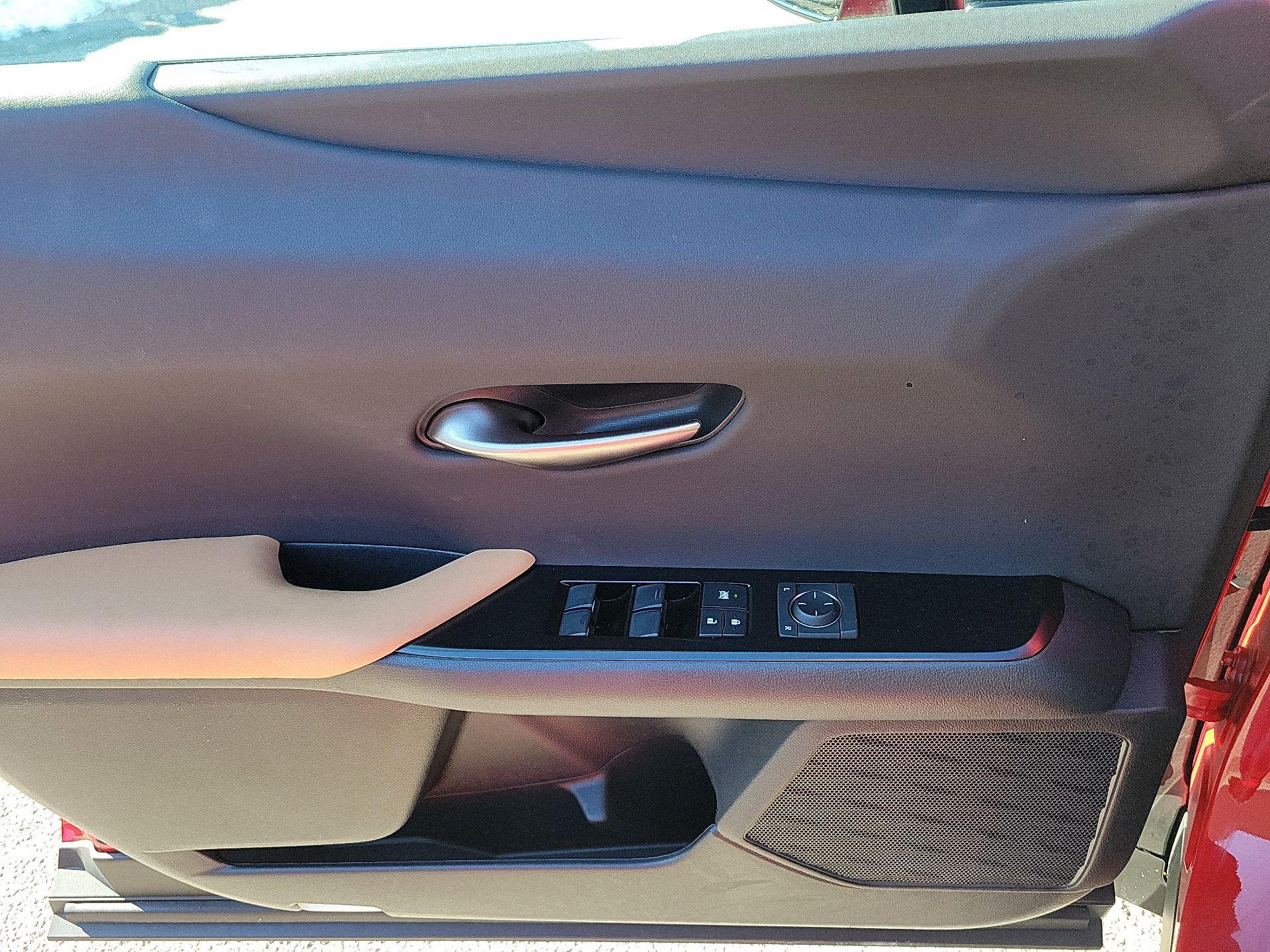 Thumbnail: 2023 Lexus UX - 10