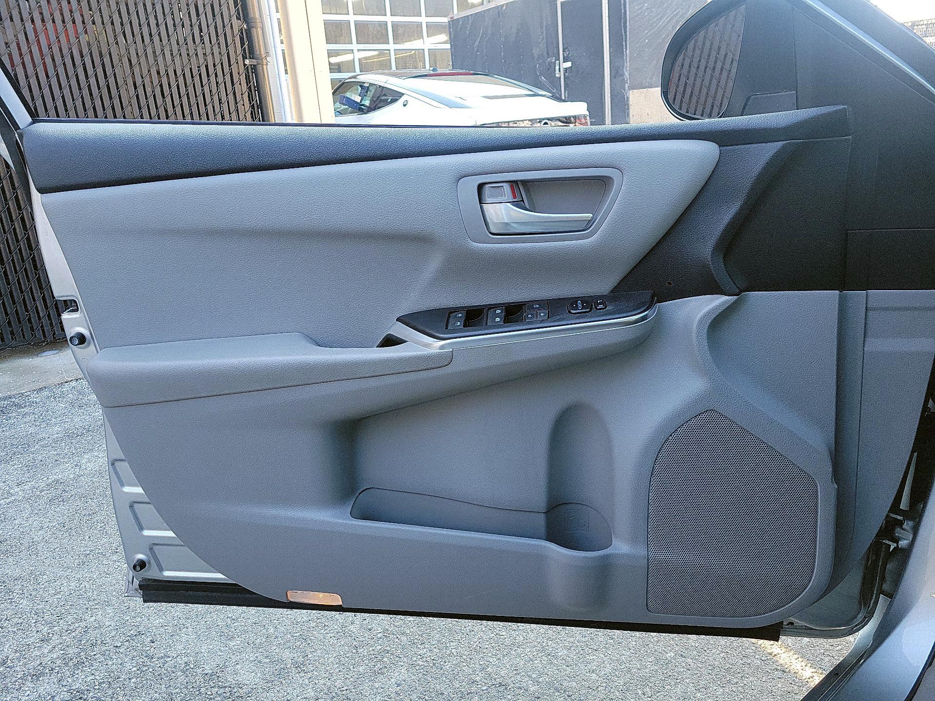 Thumbnail: 2015 Toyota Camry - 10