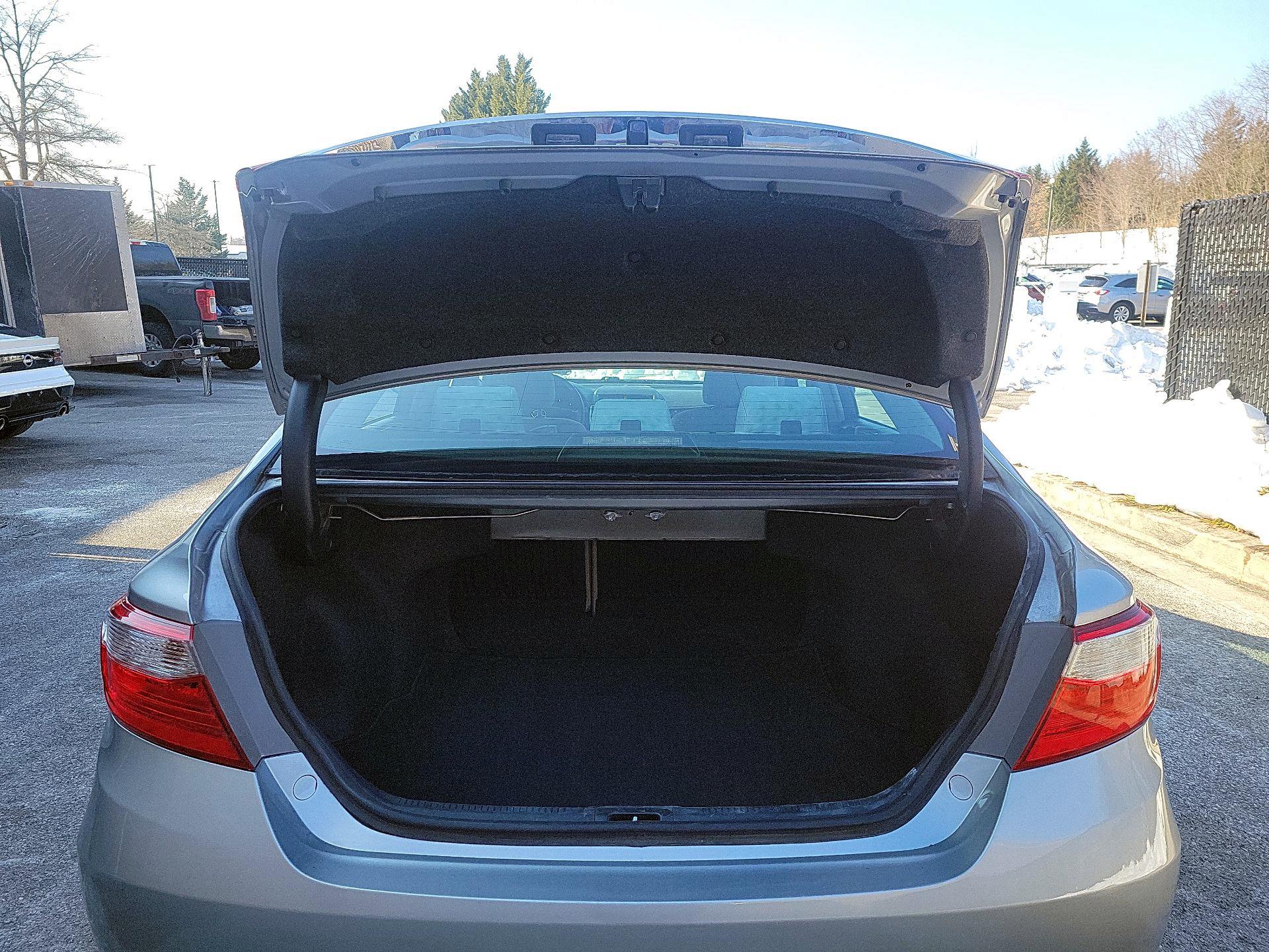 Thumbnail: 2015 Toyota Camry - 18