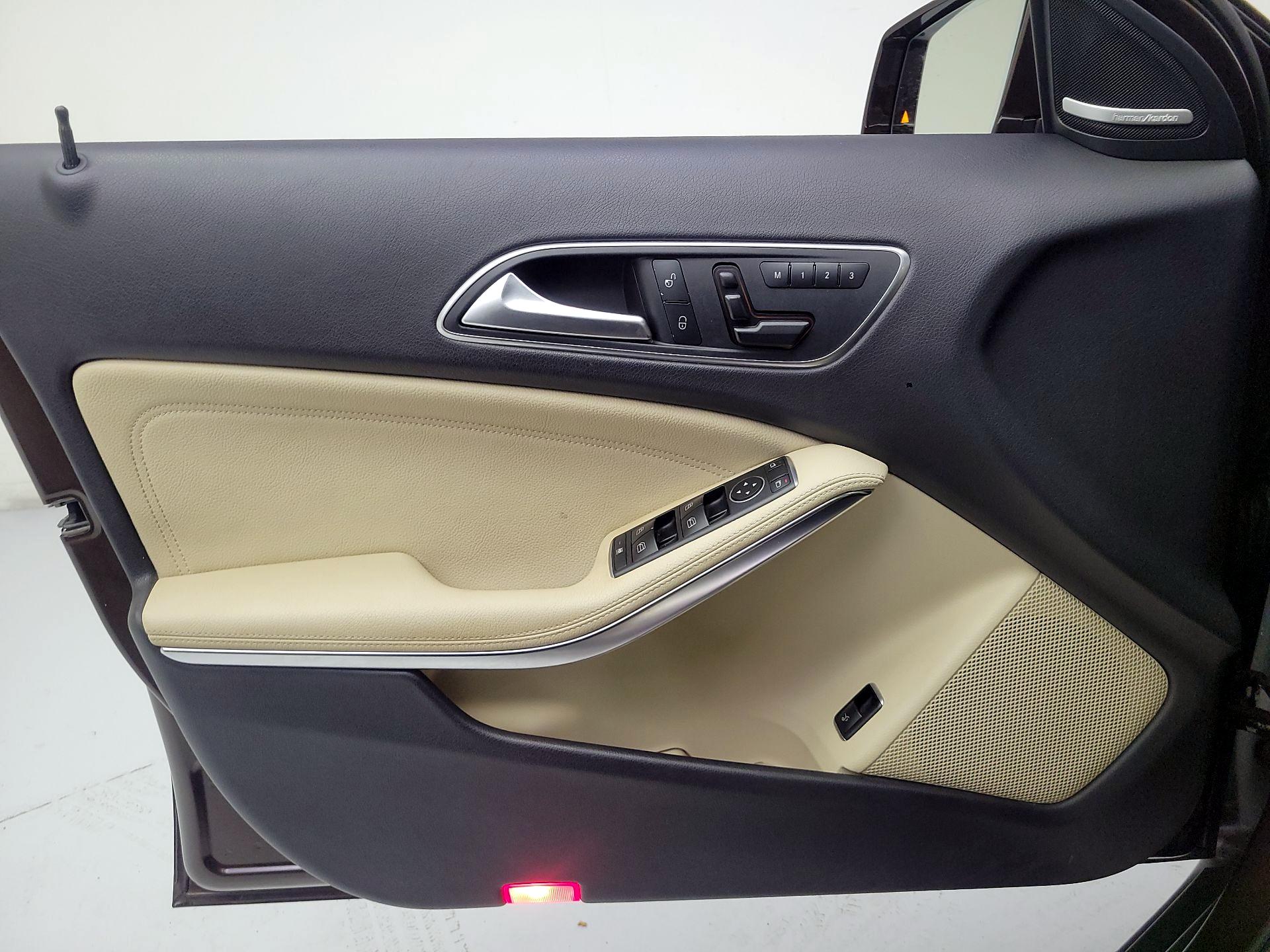 Thumbnail: 2016 Mercedes-Benz GLA - 12