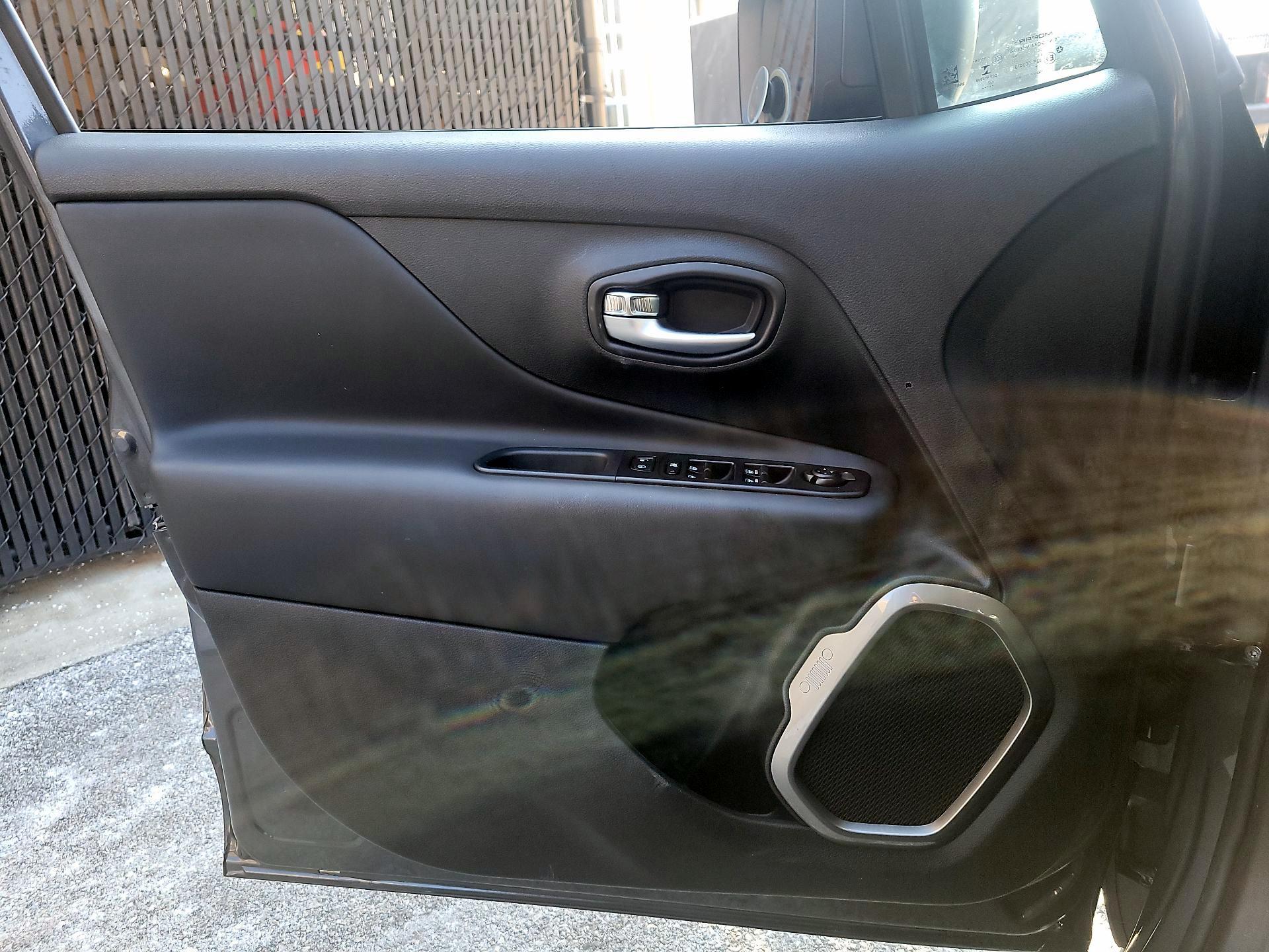 Thumbnail: 2022 Jeep Renegade - 10