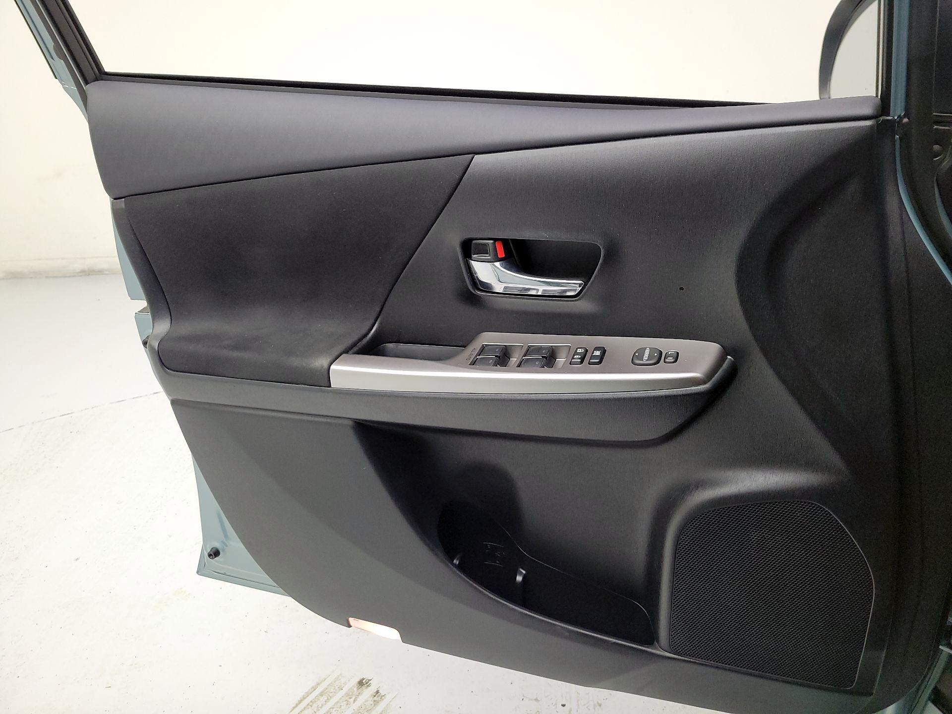 Thumbnail: 2015 Toyota Prius v - 12