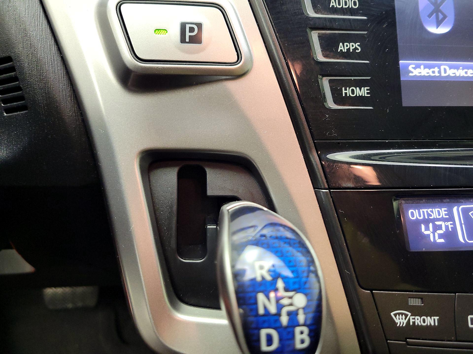 Thumbnail: 2015 Toyota Prius v - 17