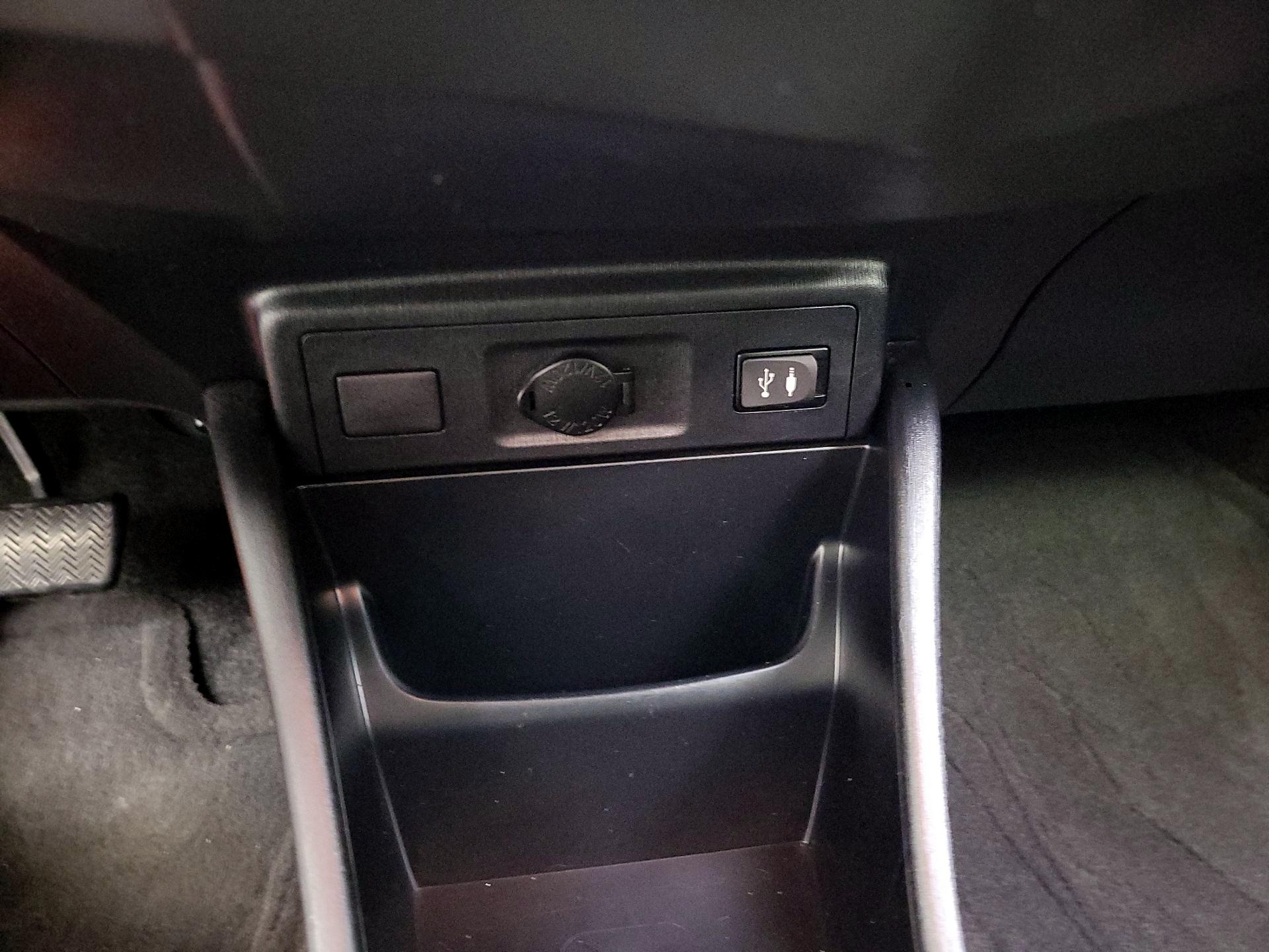 Thumbnail: 2015 Toyota Prius v - 18