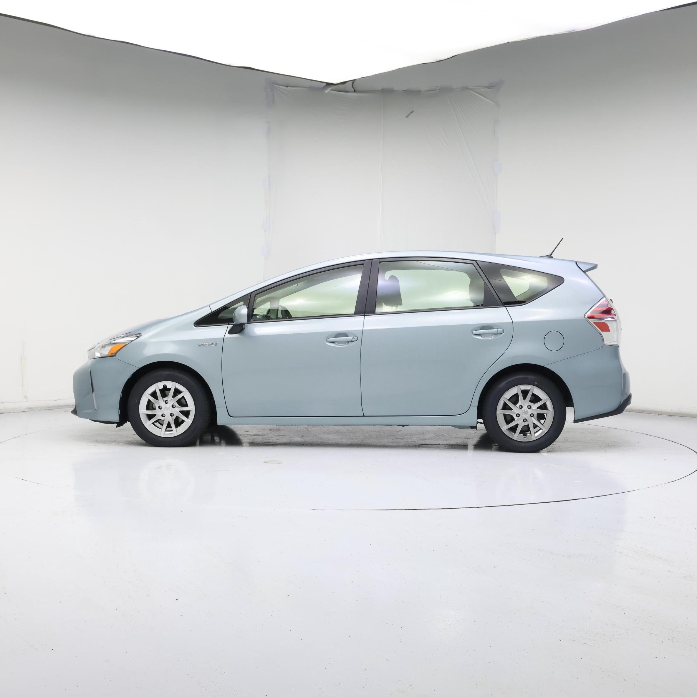 Thumbnail: 2015 Toyota Prius v - 3