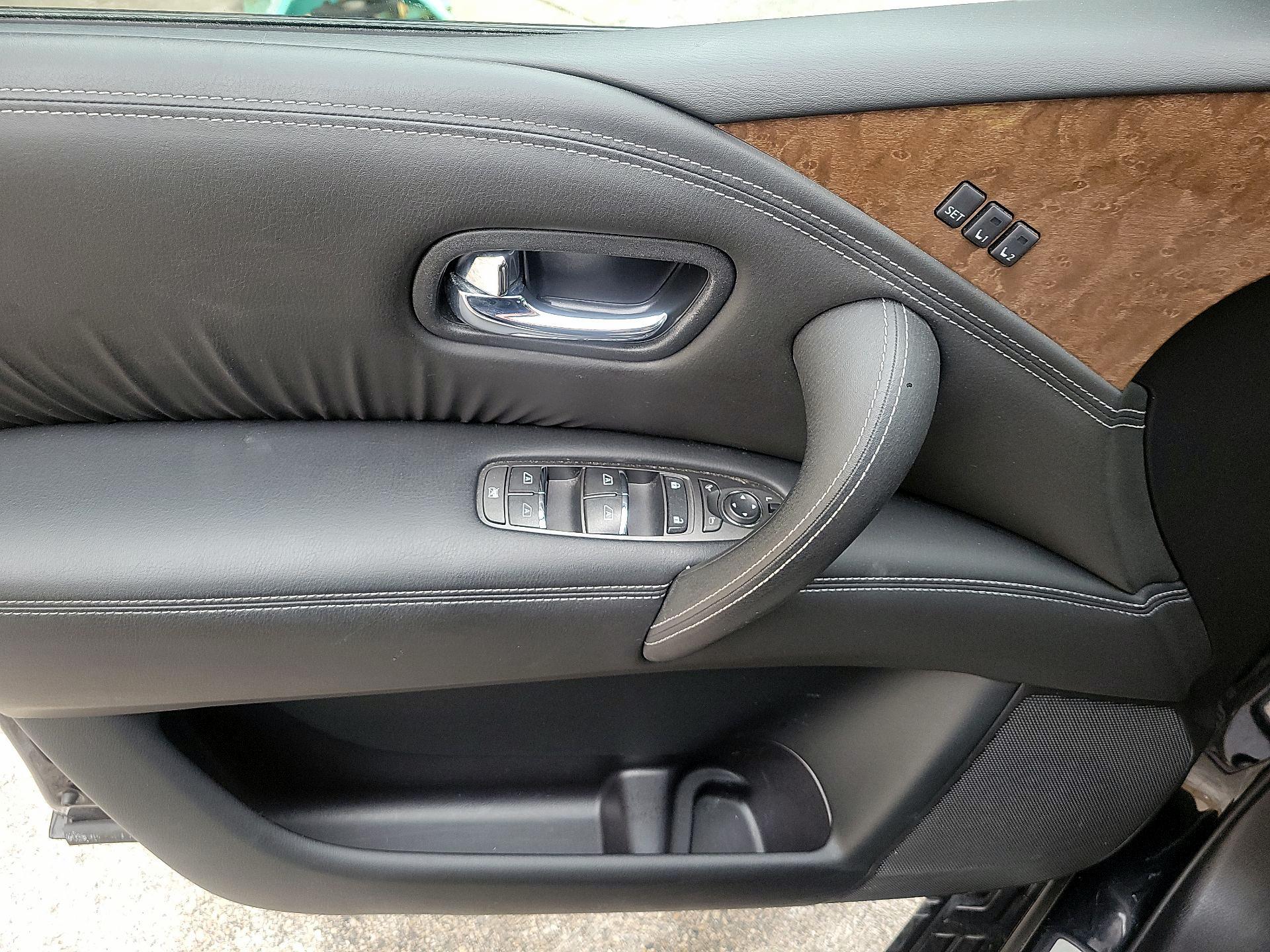 Thumbnail: 2017 INFINITI QX80 - 10