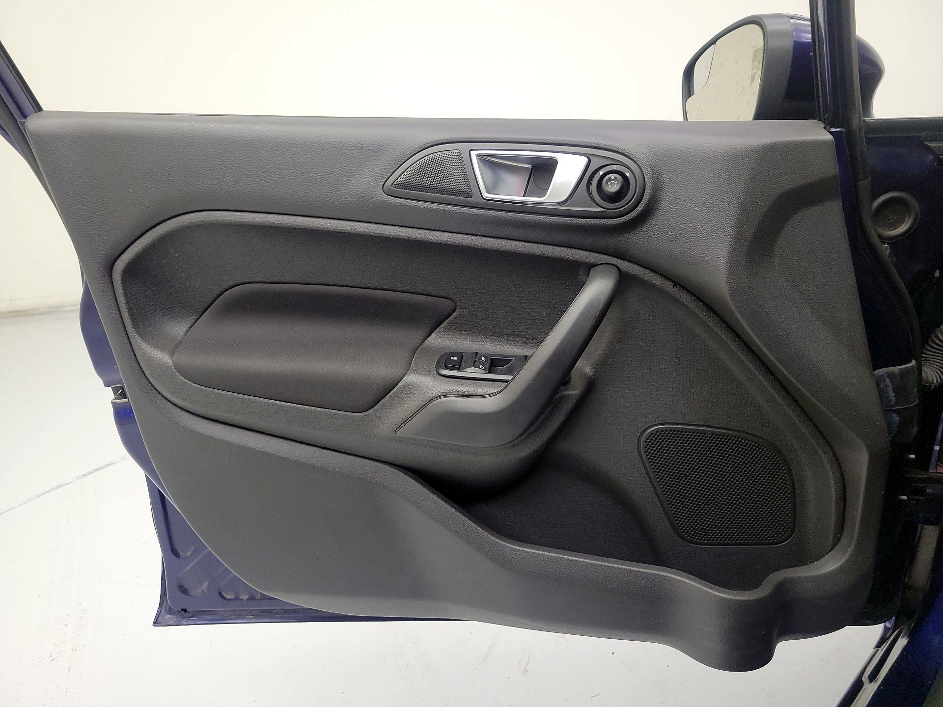 Thumbnail: 2016 Ford Fiesta - 10