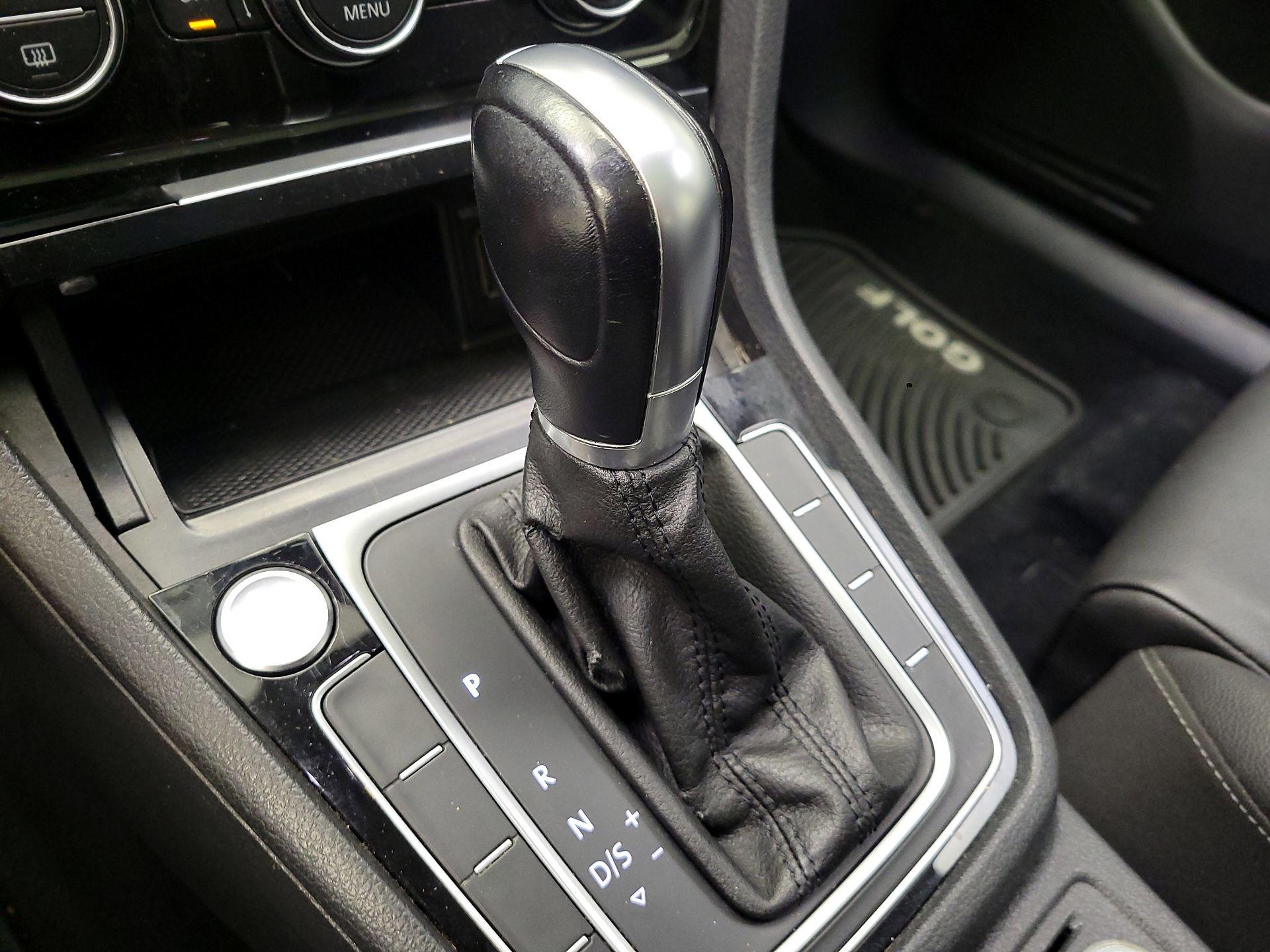 Thumbnail: 2015 Volkswagen Golf - 18