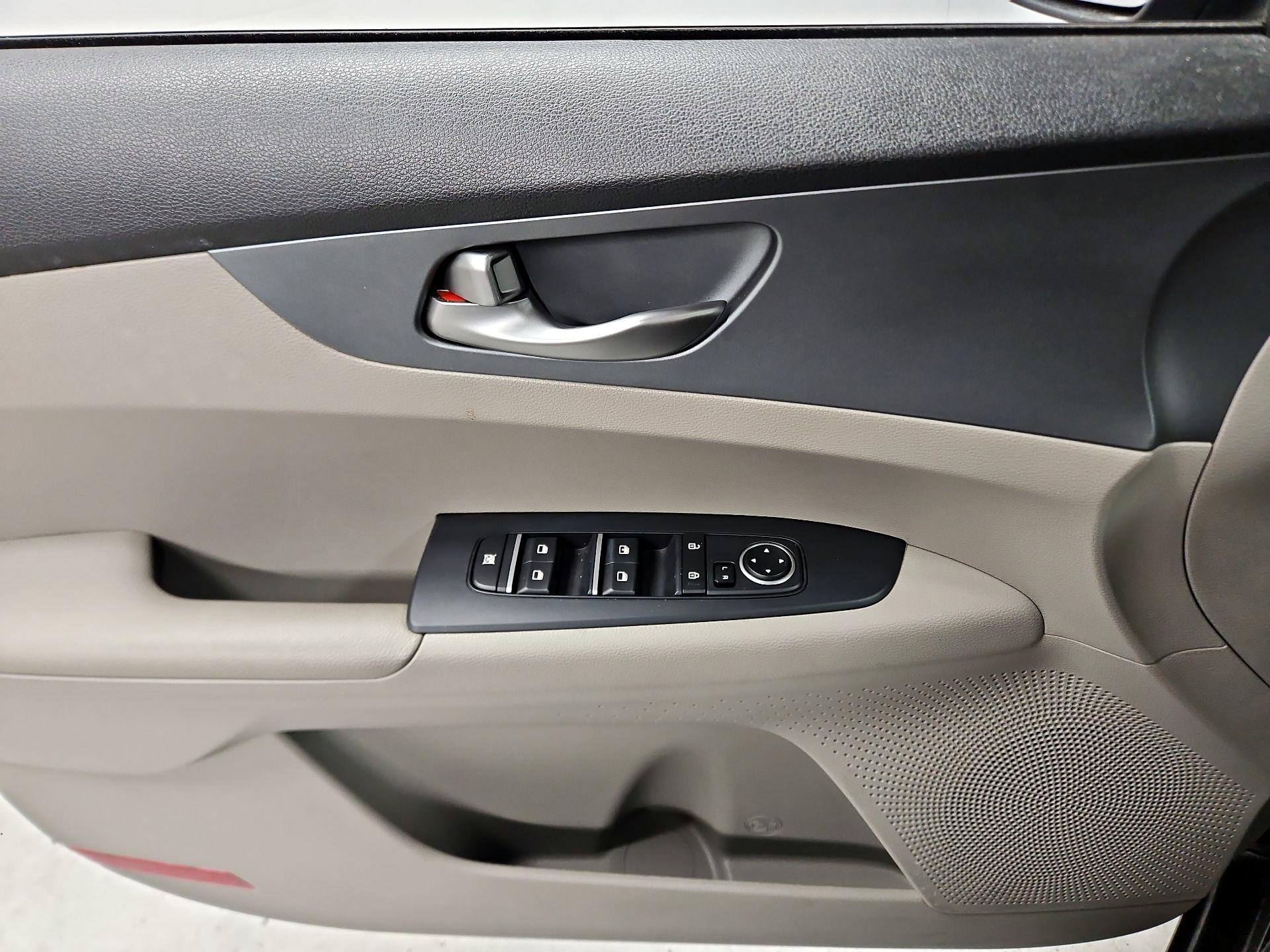 Thumbnail: 2021 Kia Forte - 12