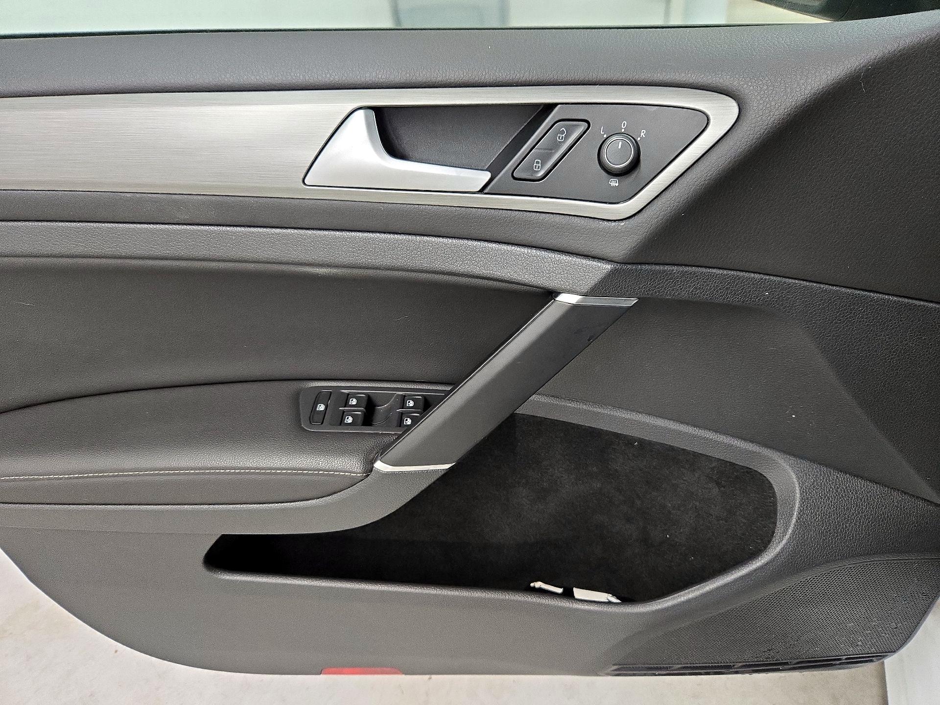 Thumbnail: 2017 Volkswagen Golf - 12