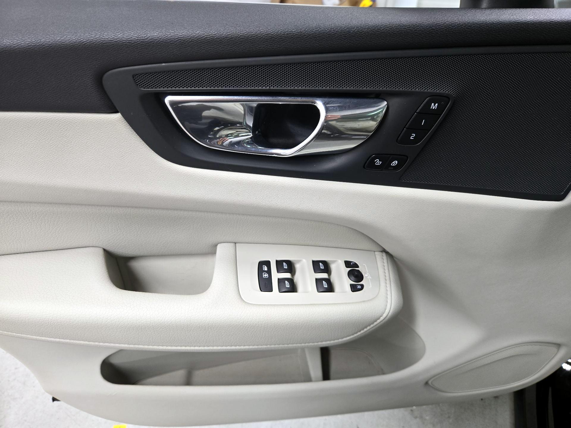 Thumbnail: 2021 Volvo XC60 - 12