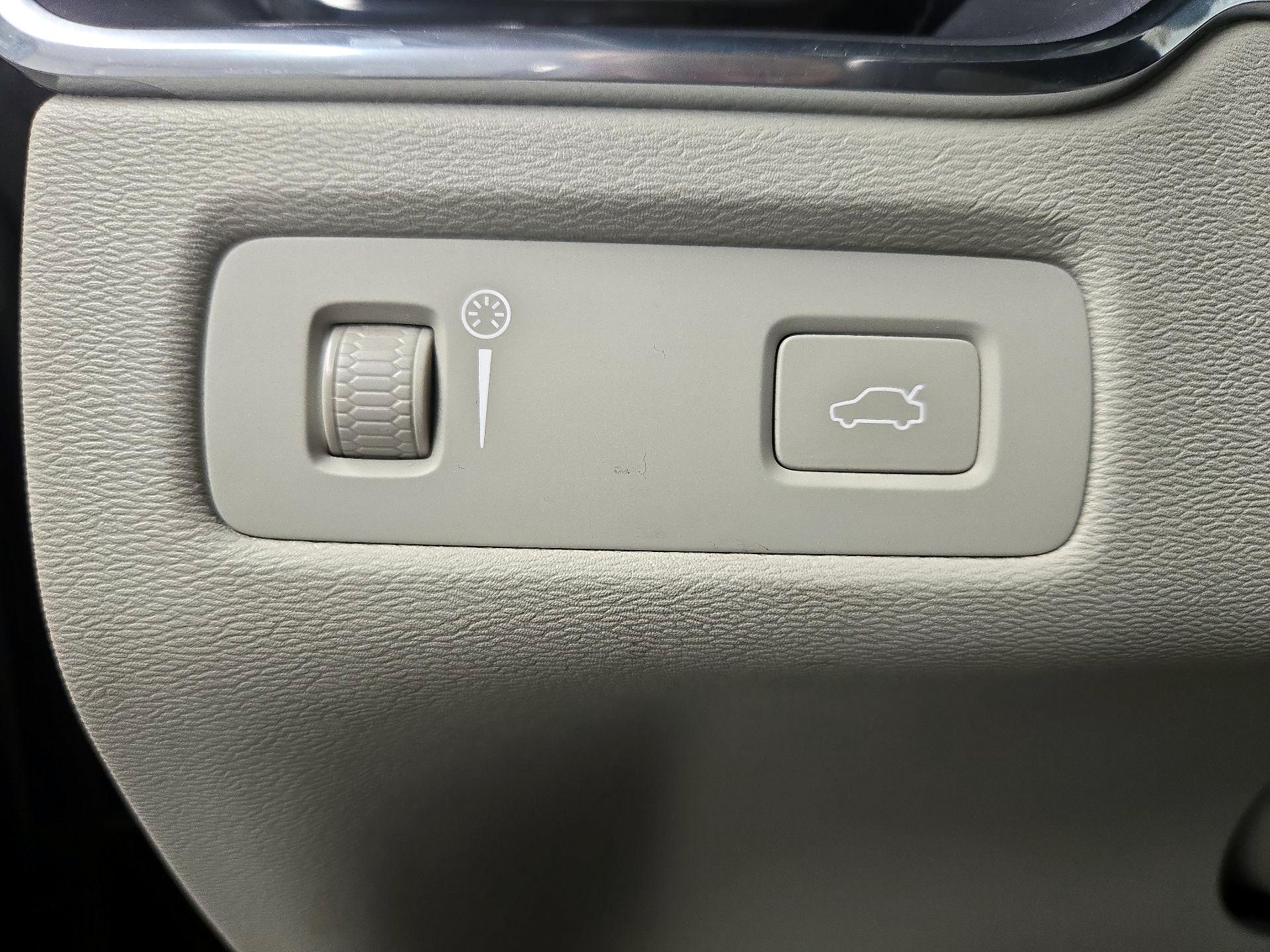 Thumbnail: 2021 Volvo XC60 - 13