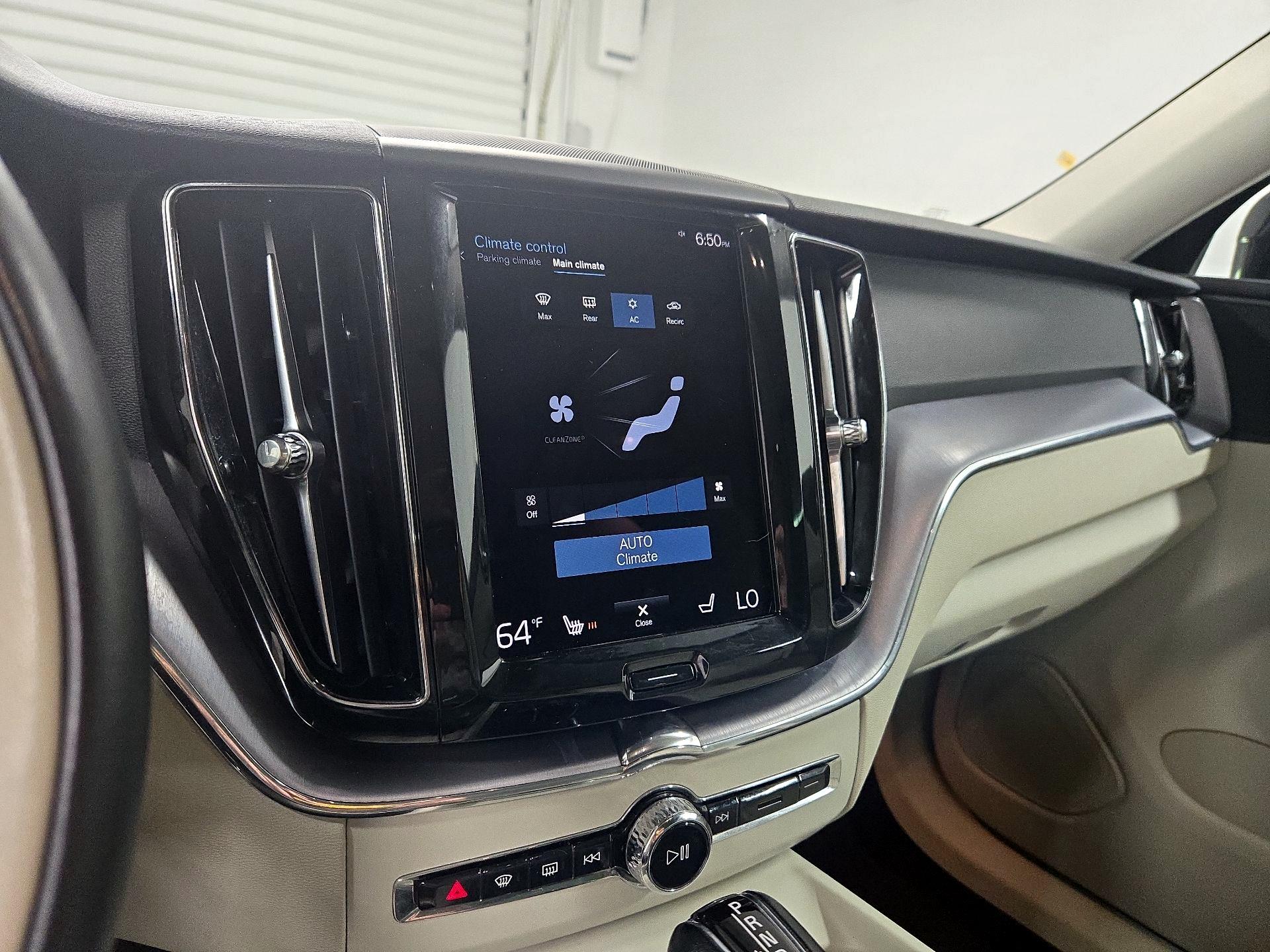 Thumbnail: 2021 Volvo XC60 - 17