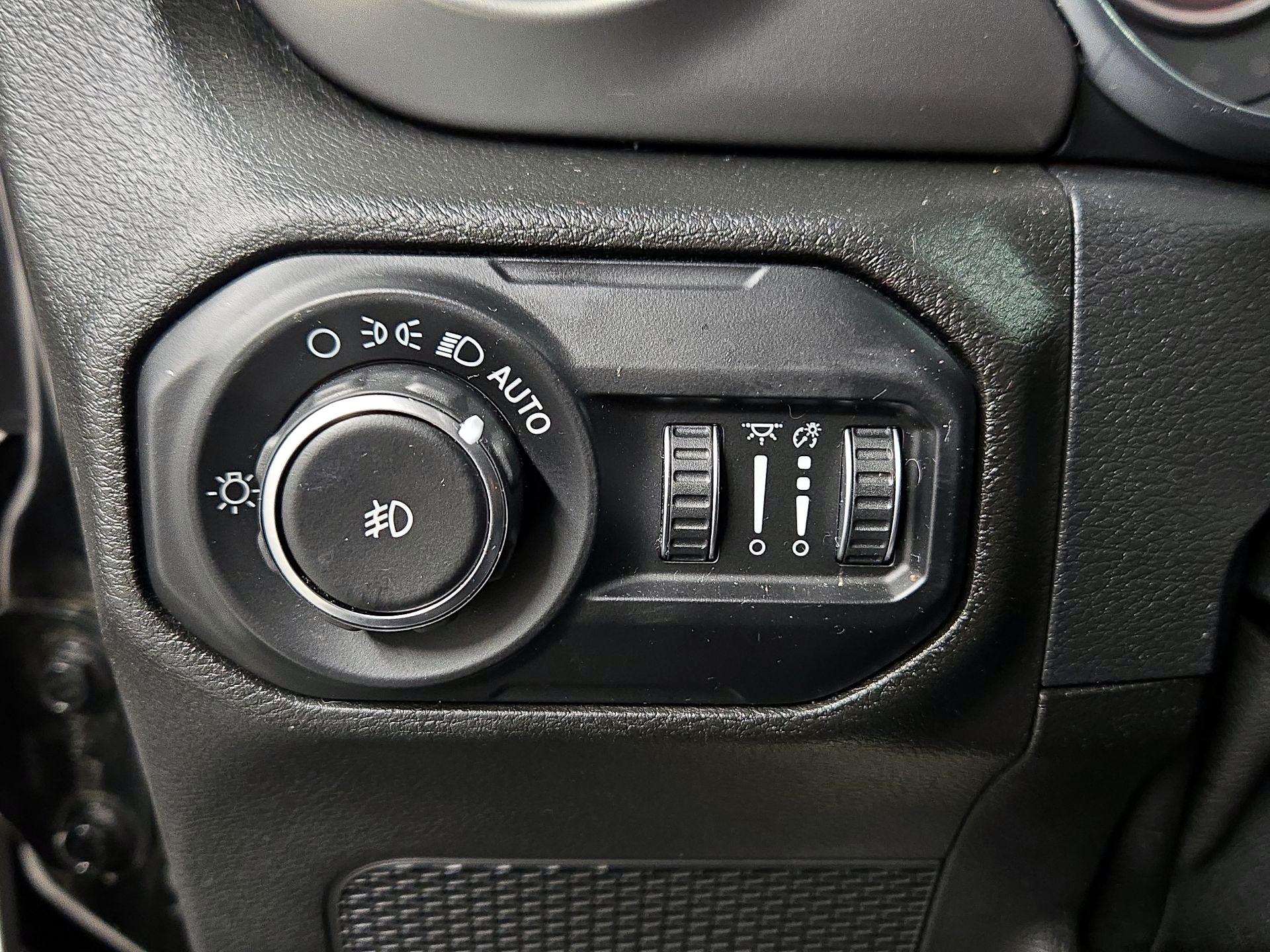 Thumbnail: 2018 Jeep Wrangler - 13