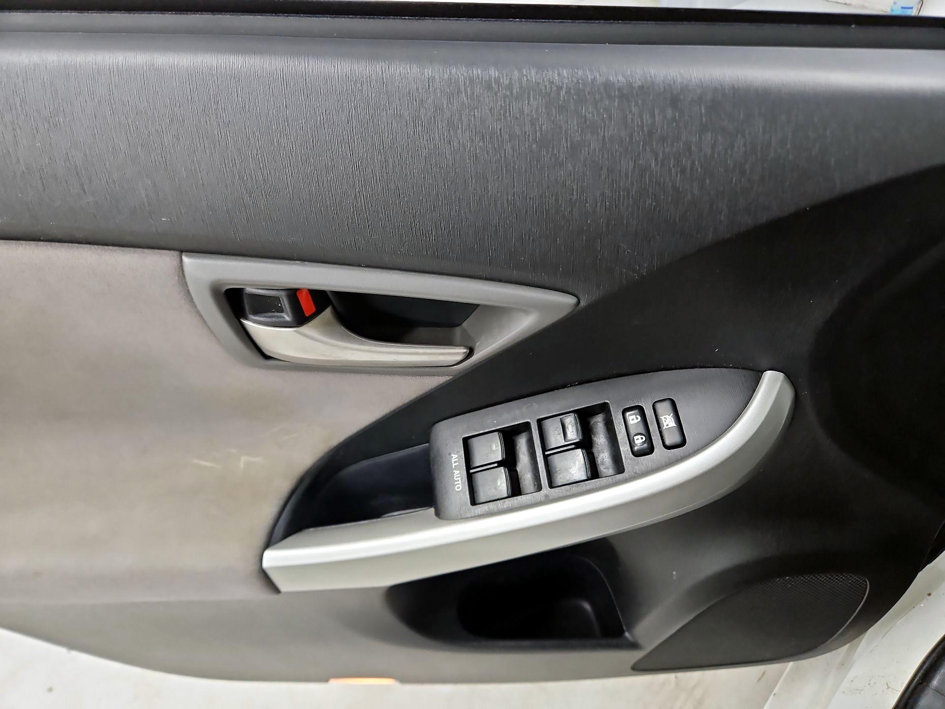 Thumbnail: 2015 Toyota Prius - 12