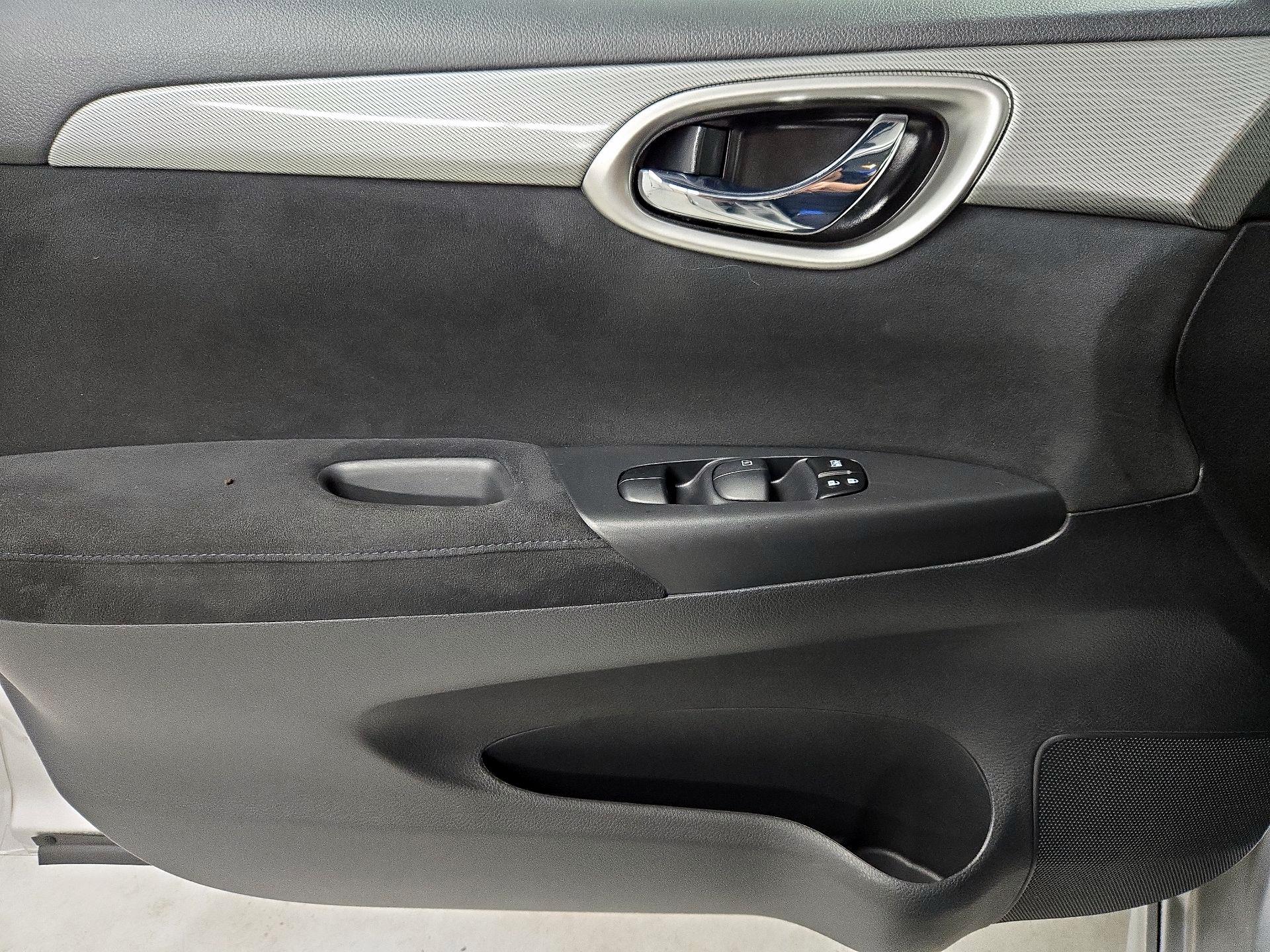 Thumbnail: 2015 Nissan Sentra - 12