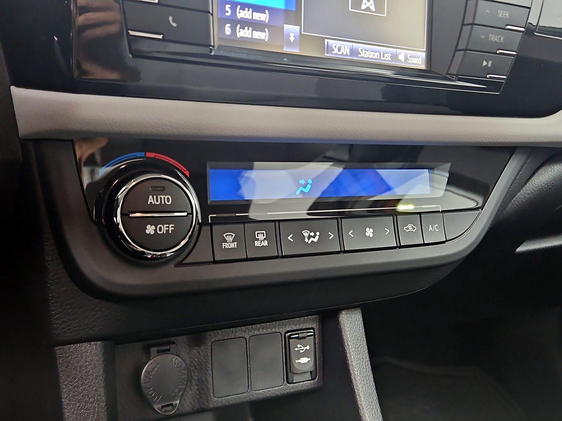 Thumbnail: 2015 Toyota Corolla - 16