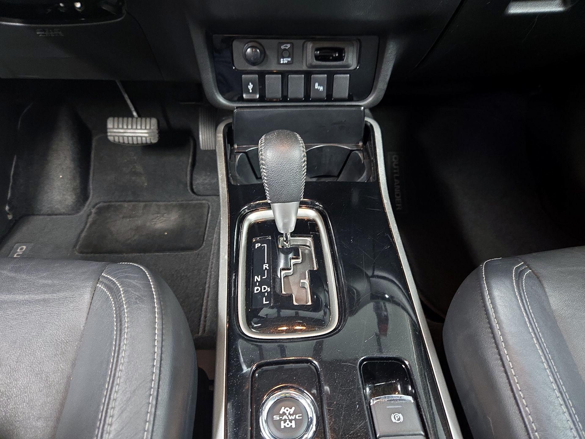 Thumbnail: 2019 Mitsubishi Outlander - 17