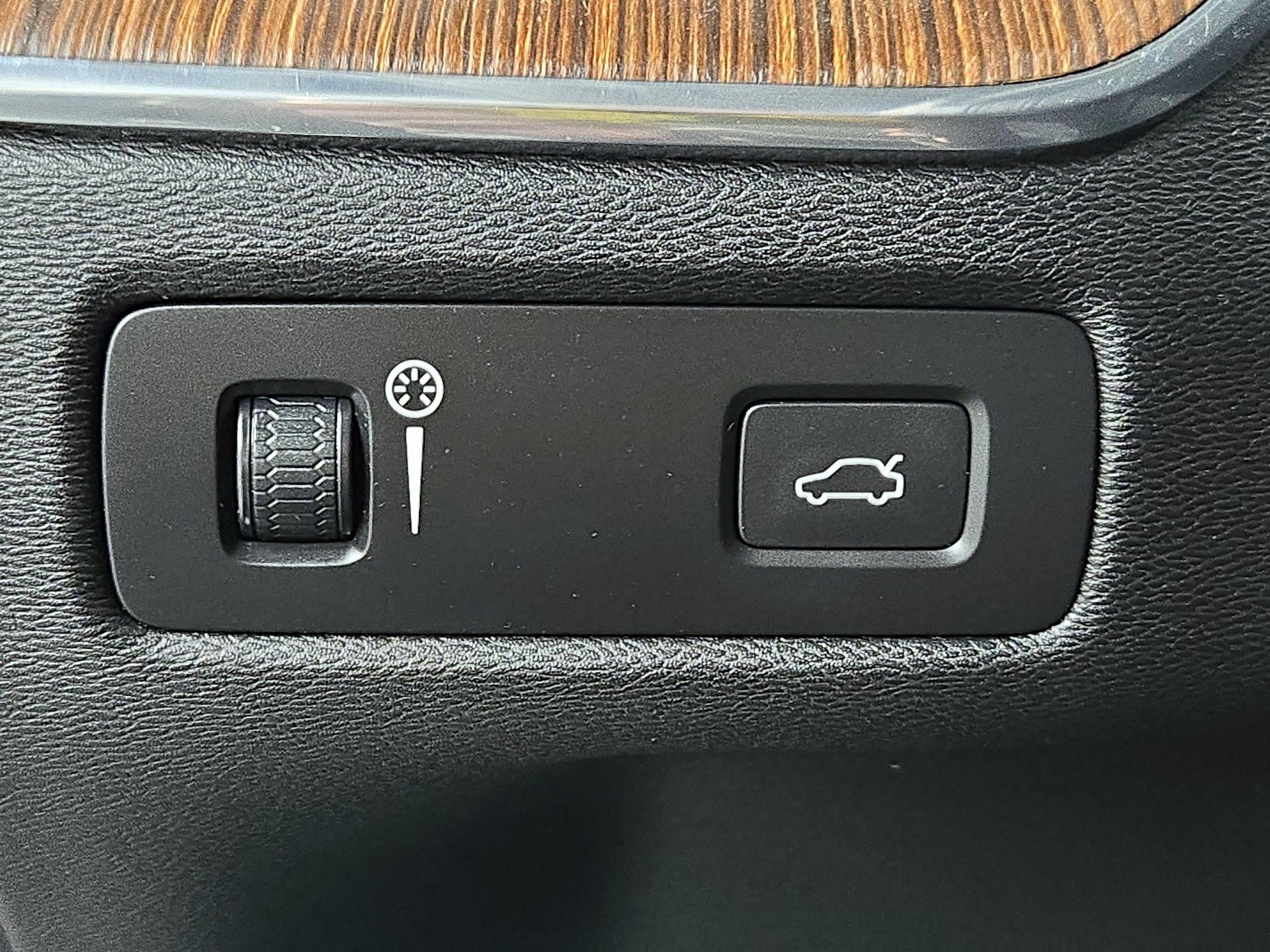 Thumbnail: 2019 Volvo XC60 - 13