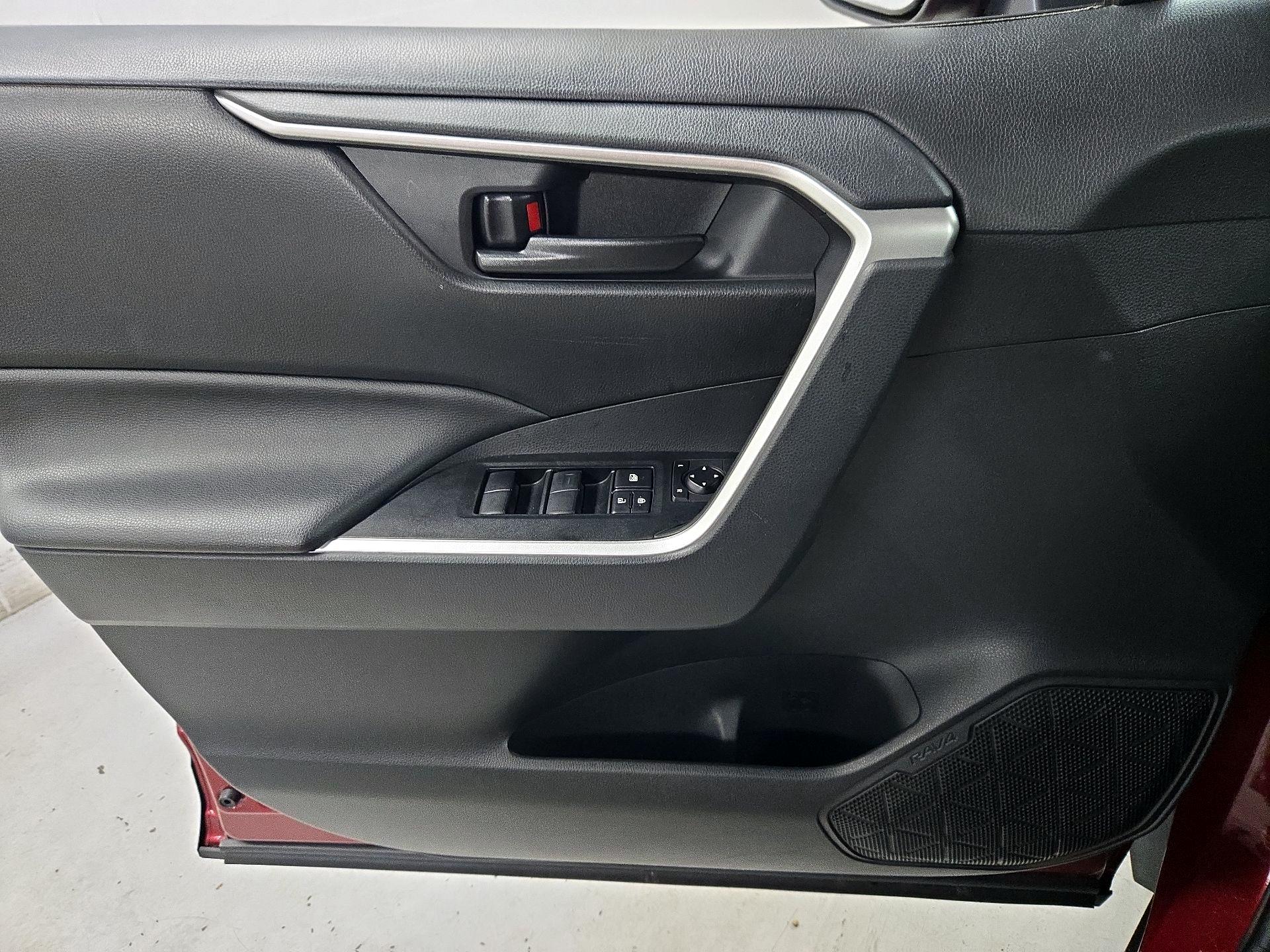 Thumbnail: 2020 Toyota RAV4 - 12