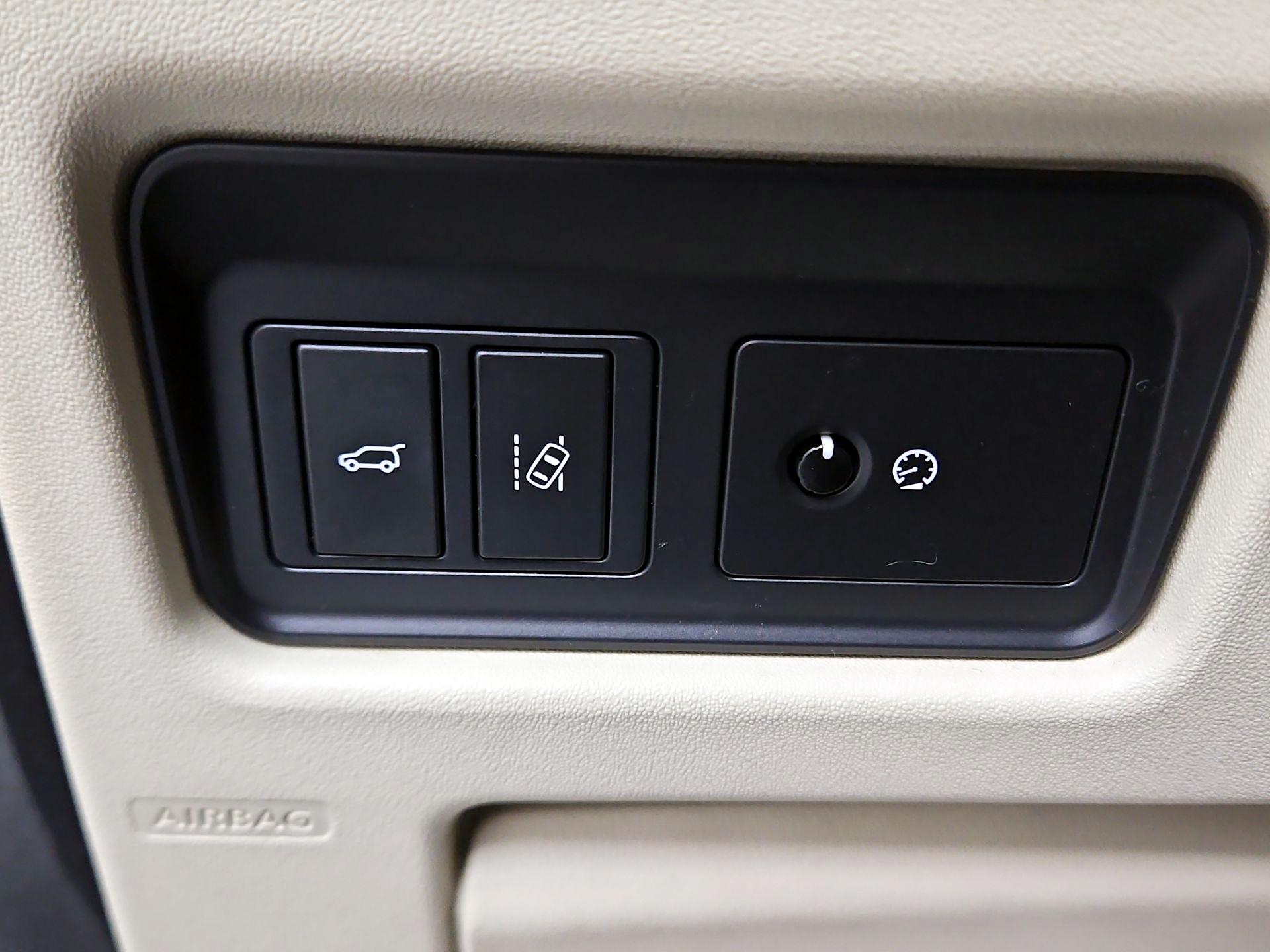 Thumbnail: 2017 Land Rover Discovery Sport - 13