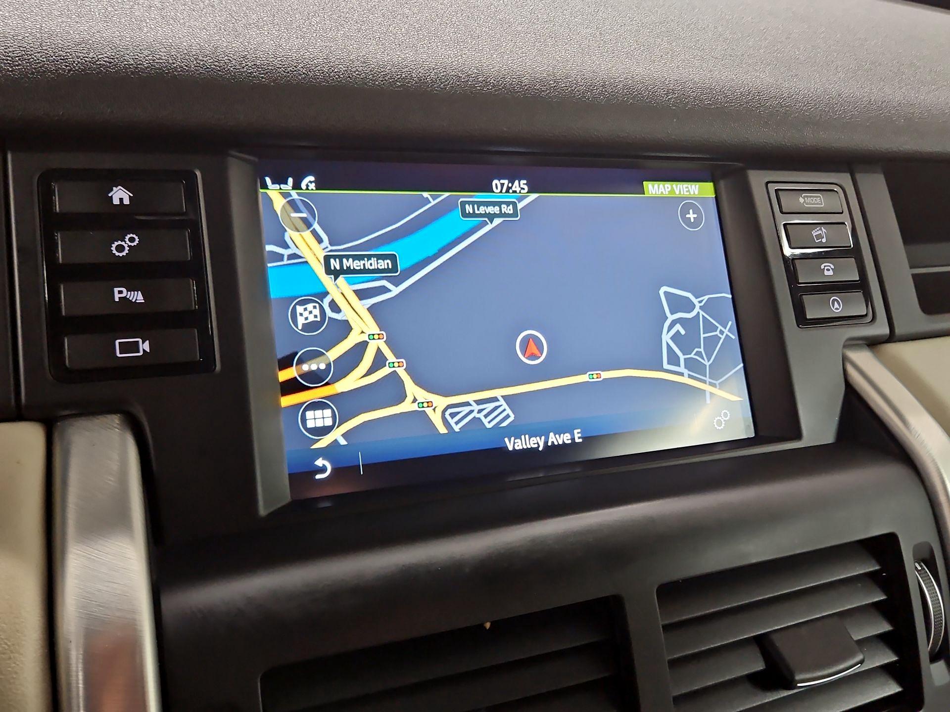 Thumbnail: 2017 Land Rover Discovery Sport - 14