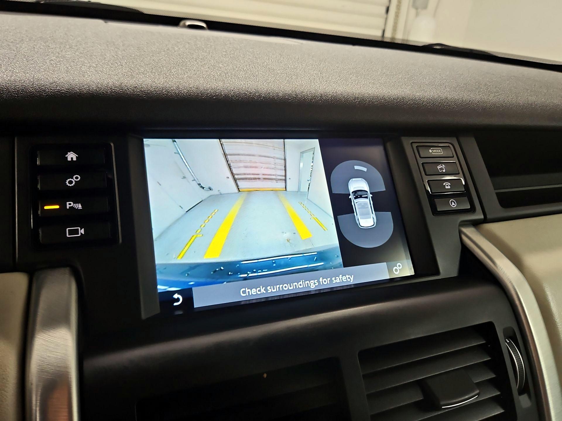 Thumbnail: 2017 Land Rover Discovery Sport - 15