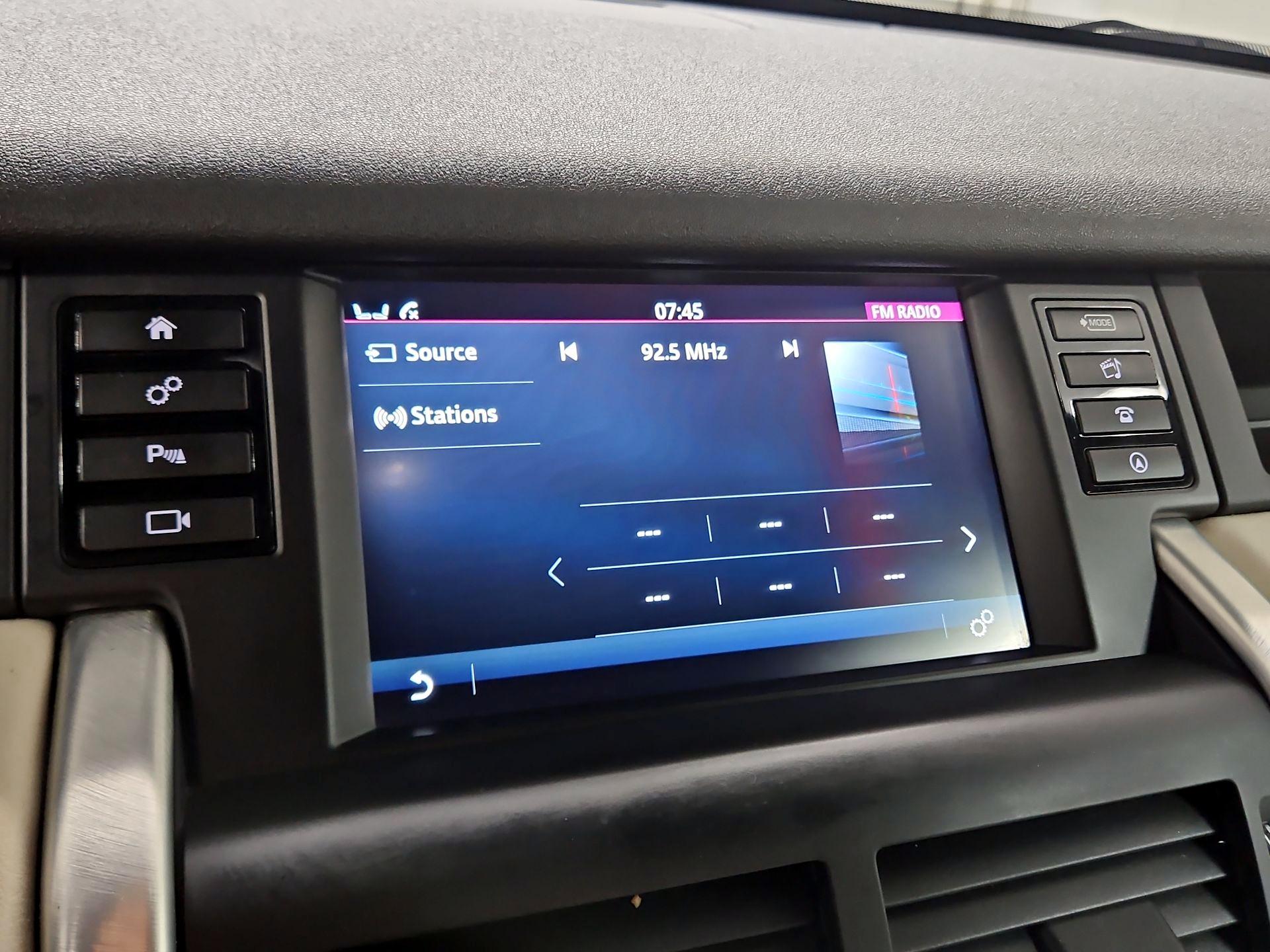 Thumbnail: 2017 Land Rover Discovery Sport - 16