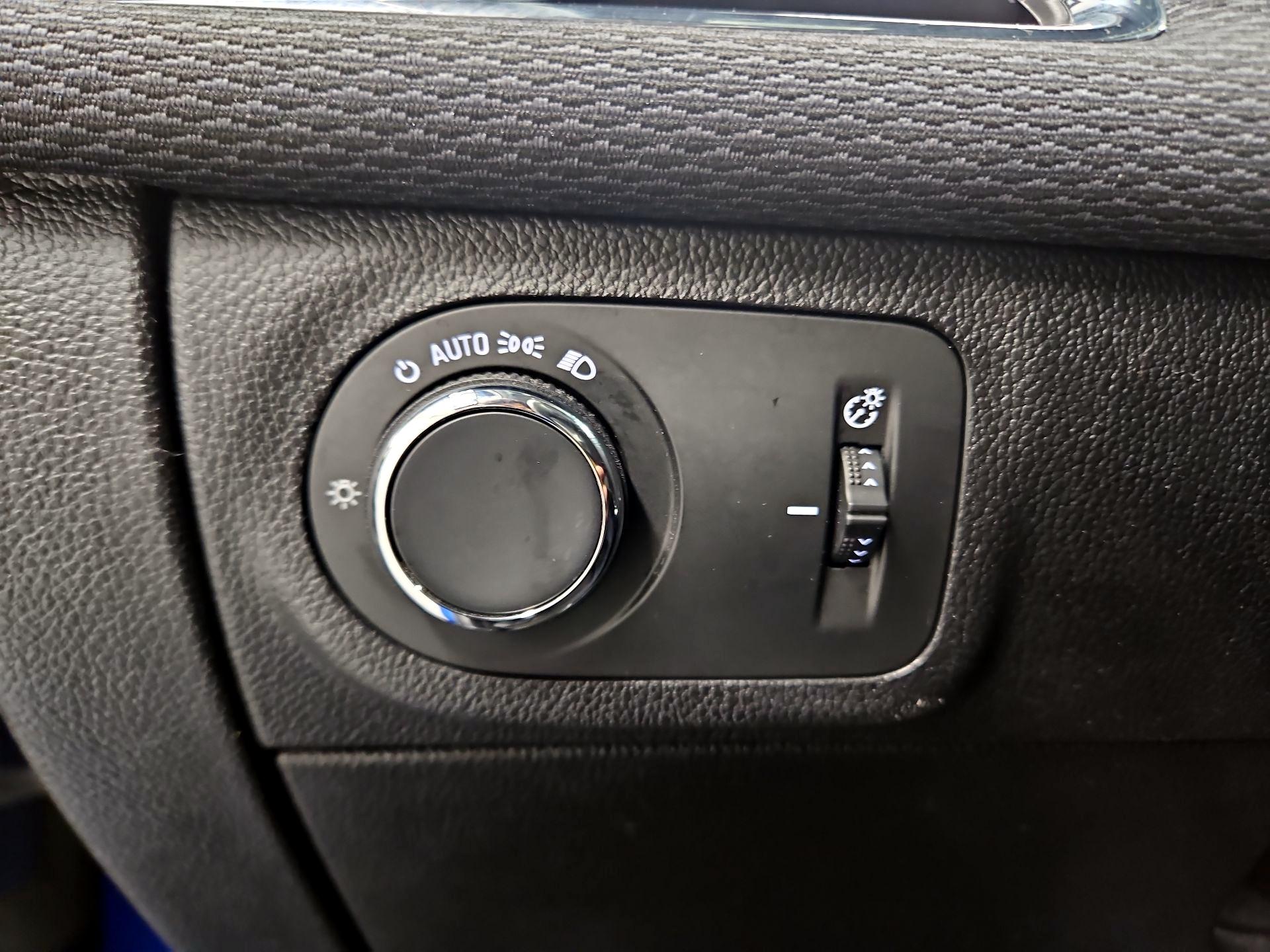 Thumbnail: 2019 Chevrolet Cruze - 13