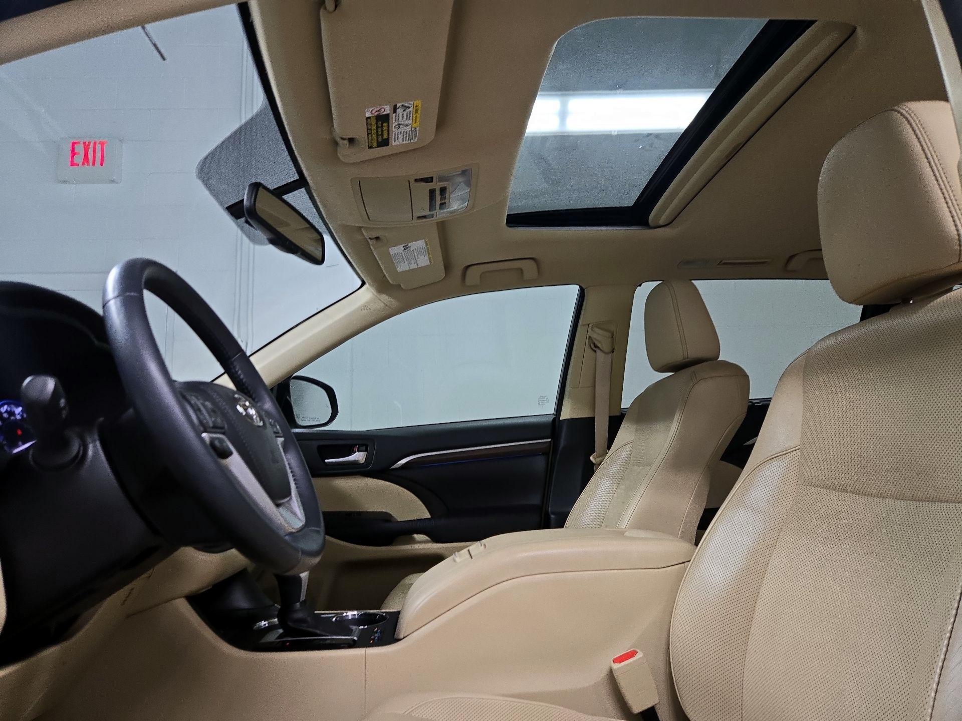 Thumbnail: 2016 Toyota Highlander - 20