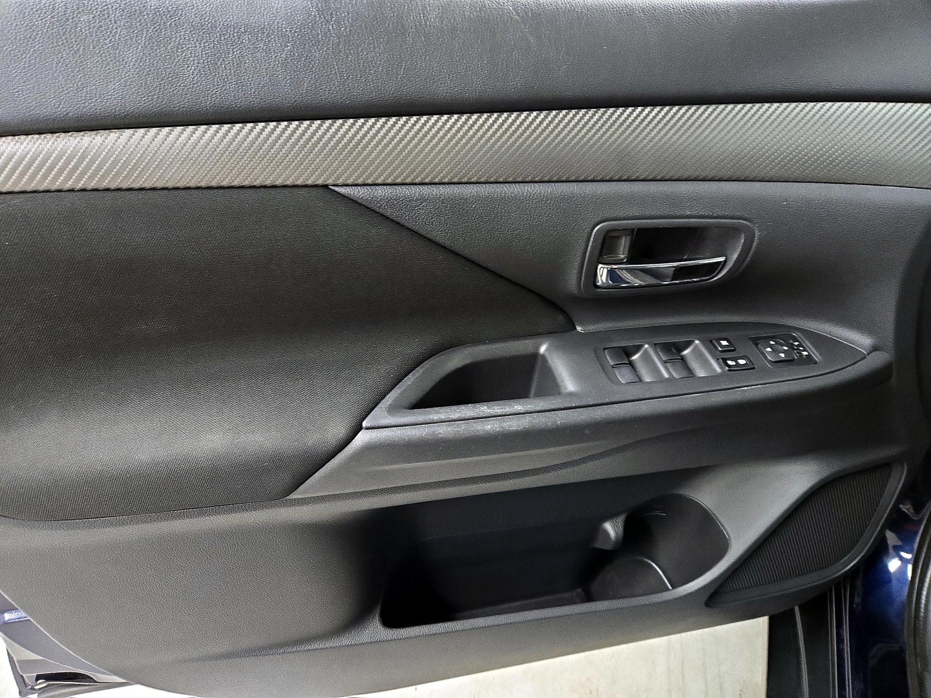 Thumbnail: 2014 Mitsubishi Outlander - 12