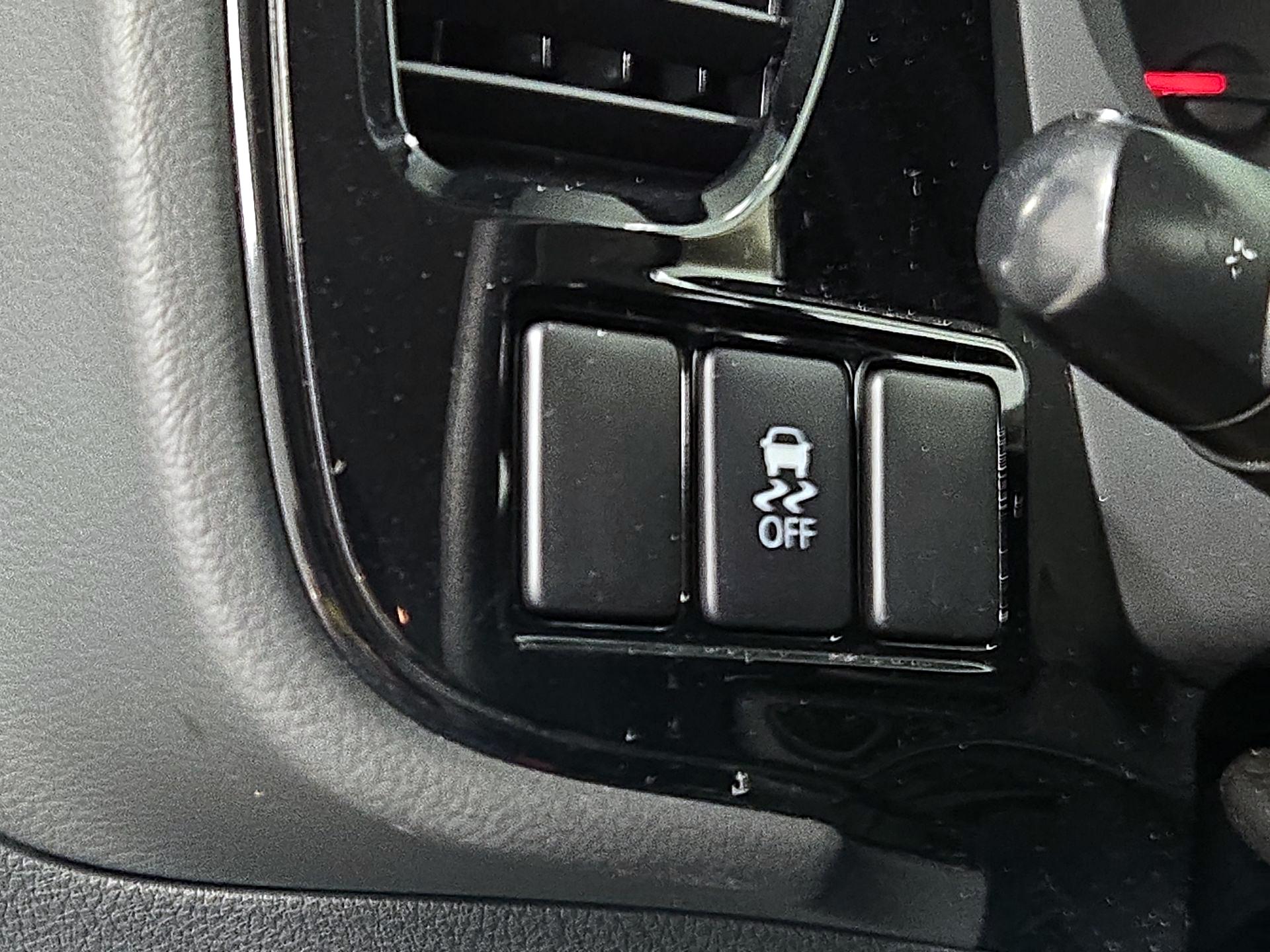 Thumbnail: 2014 Mitsubishi Outlander - 13