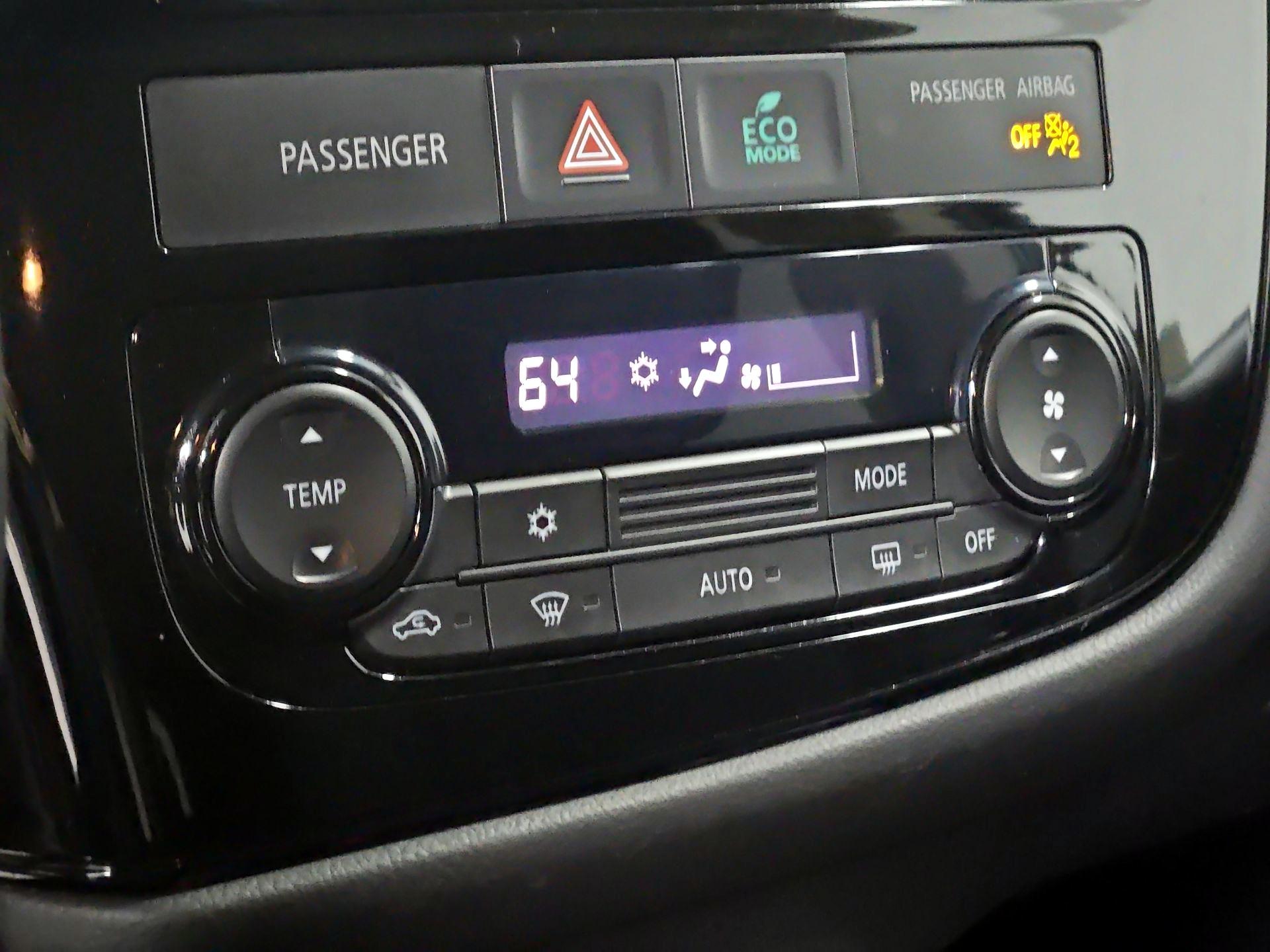 Thumbnail: 2014 Mitsubishi Outlander - 15