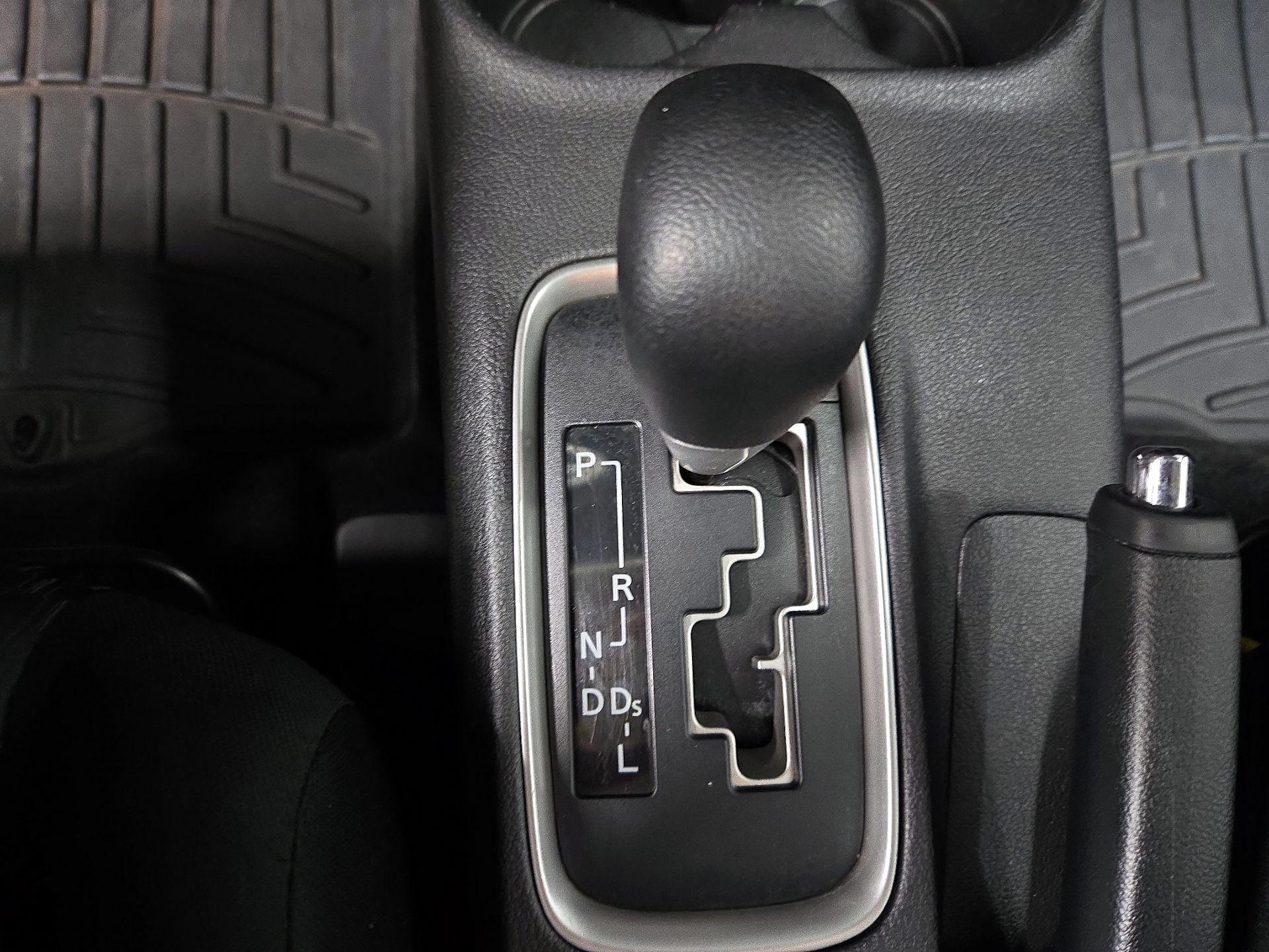 Thumbnail: 2014 Mitsubishi Outlander - 16