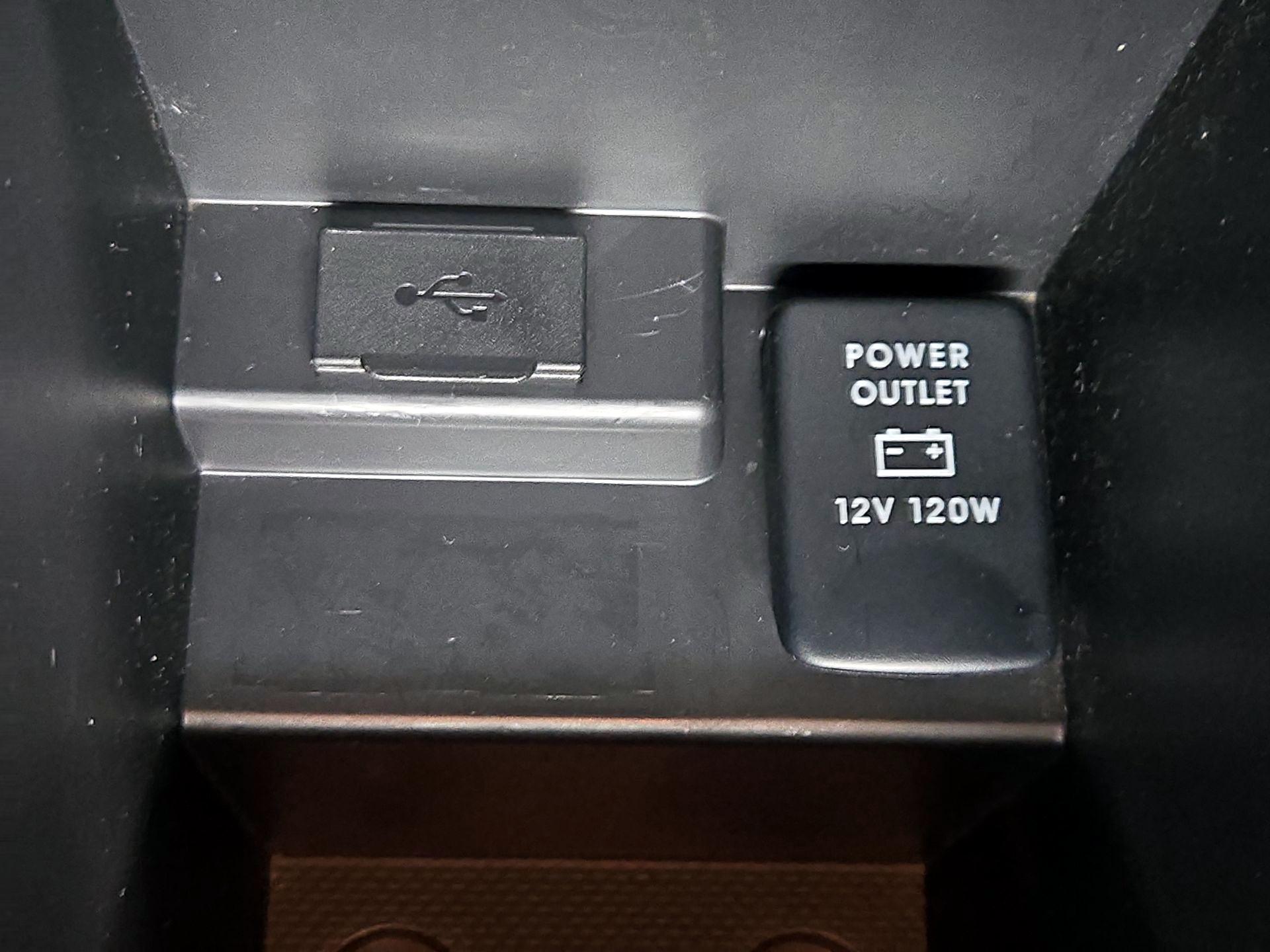 Thumbnail: 2014 Mitsubishi Outlander - 17