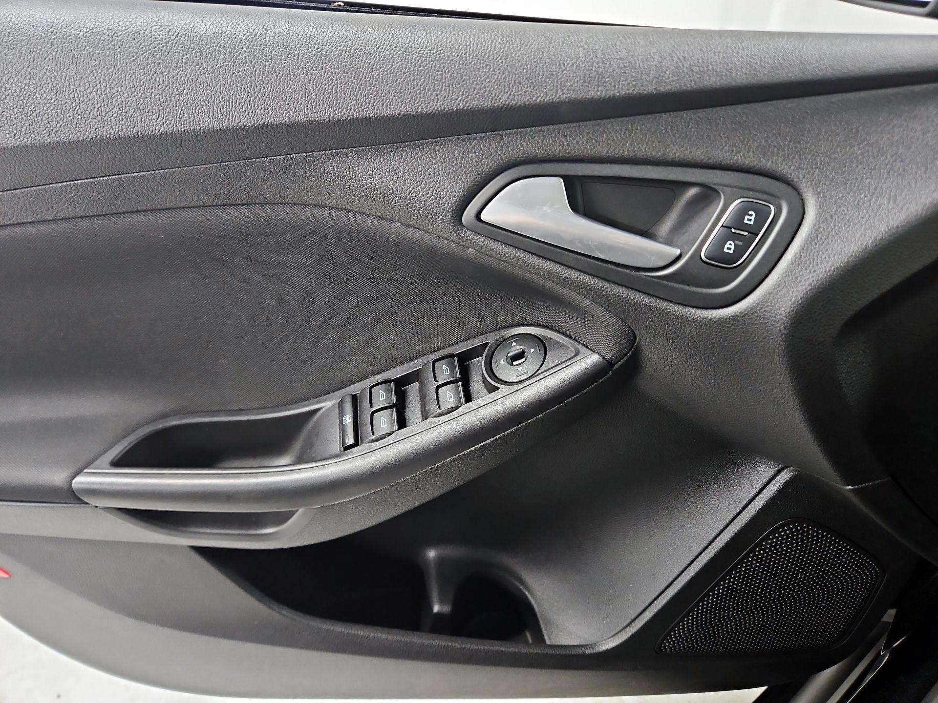 Thumbnail: 2015 Ford Focus - 12