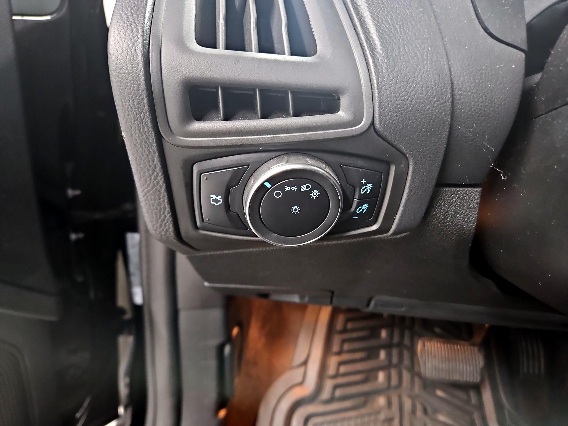 Thumbnail: 2015 Ford Focus - 13